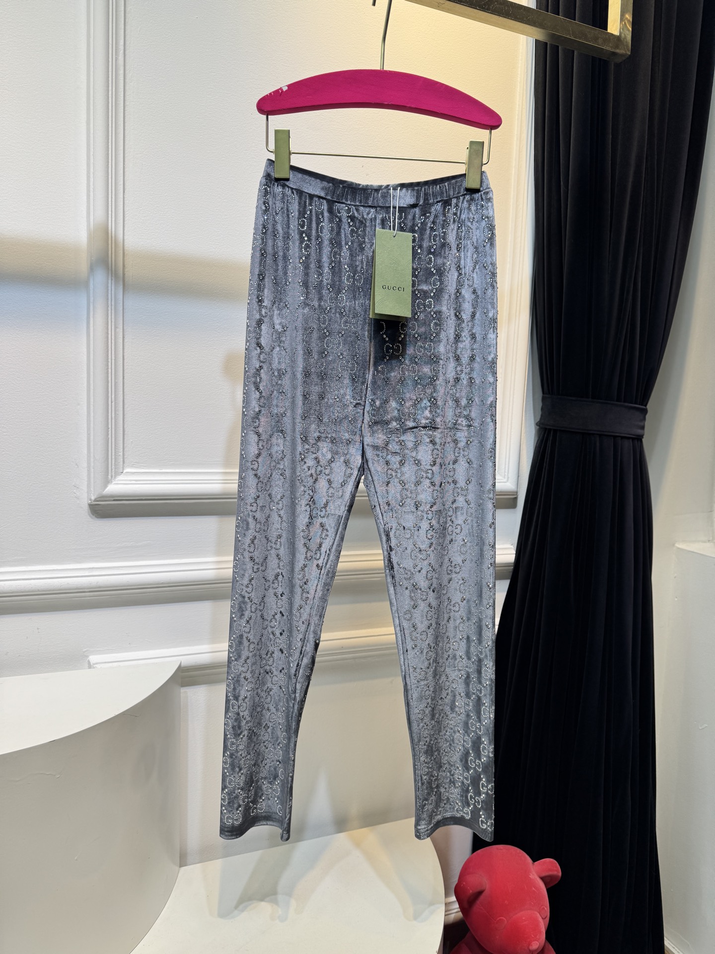 gucc*烫钻打底裤实物比图片还好看！黑色显瘦，灰色洋气，焦糖色超显白，丝绒面料软乎乎的，烫钻细节很精致