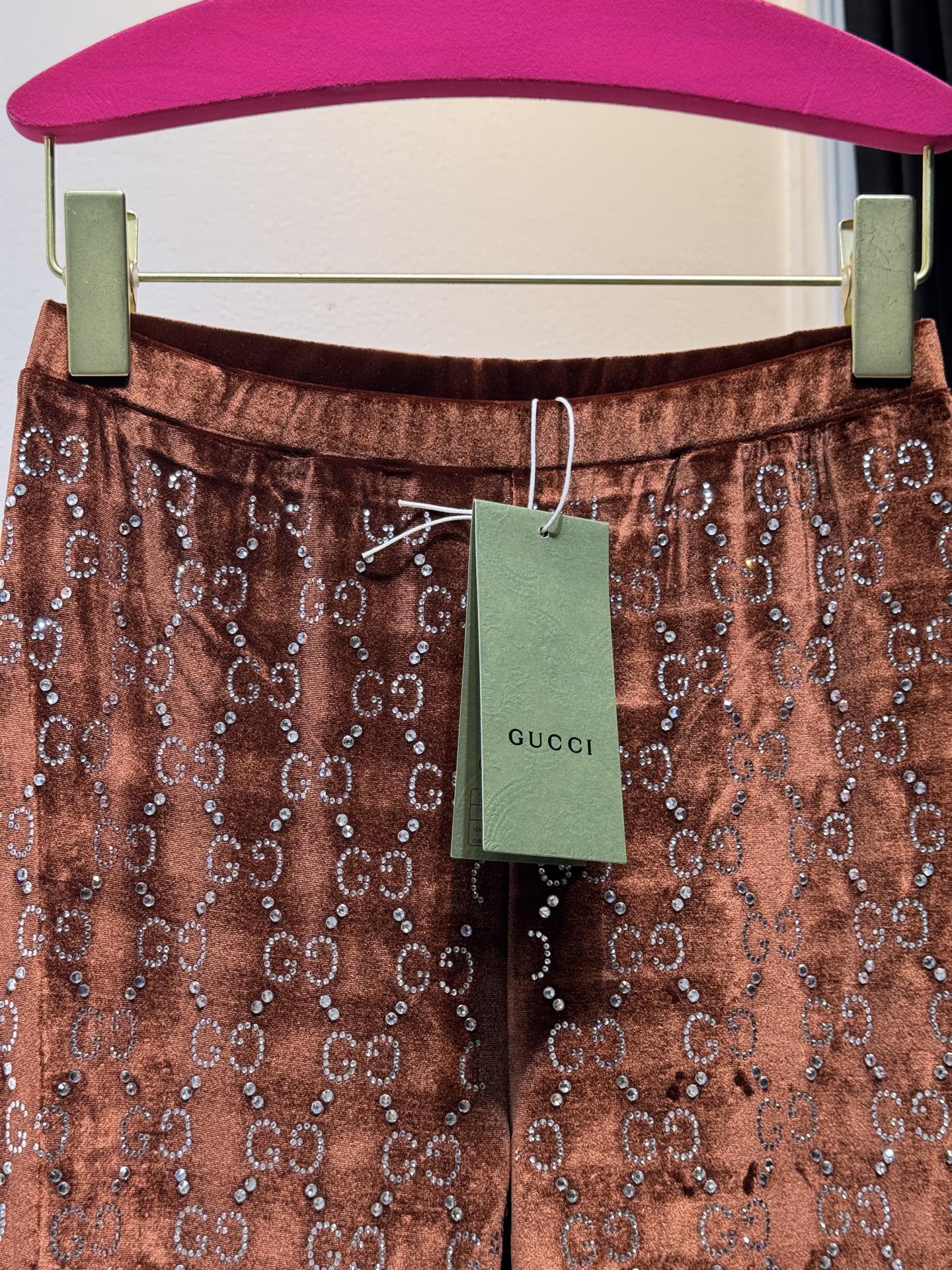 gucc*烫钻打底裤实物比图片还好看！黑色显瘦，灰色洋气，焦糖色超显白，丝绒面料软乎乎的，烫钻细节很精致