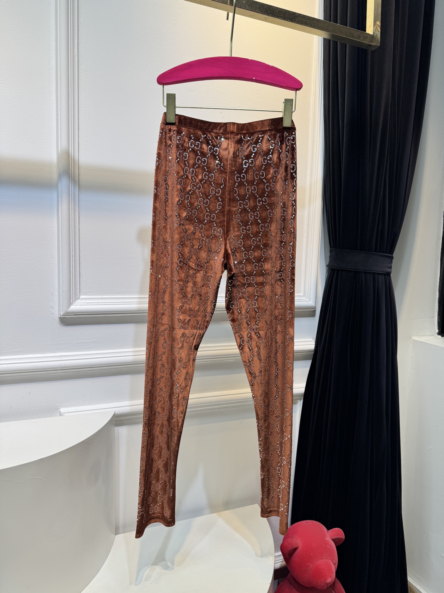 gucc*烫钻打底裤实物比图片还好看！黑色显瘦，灰色洋气，焦糖色超显白，丝绒面料软乎乎的，烫钻细节很精致