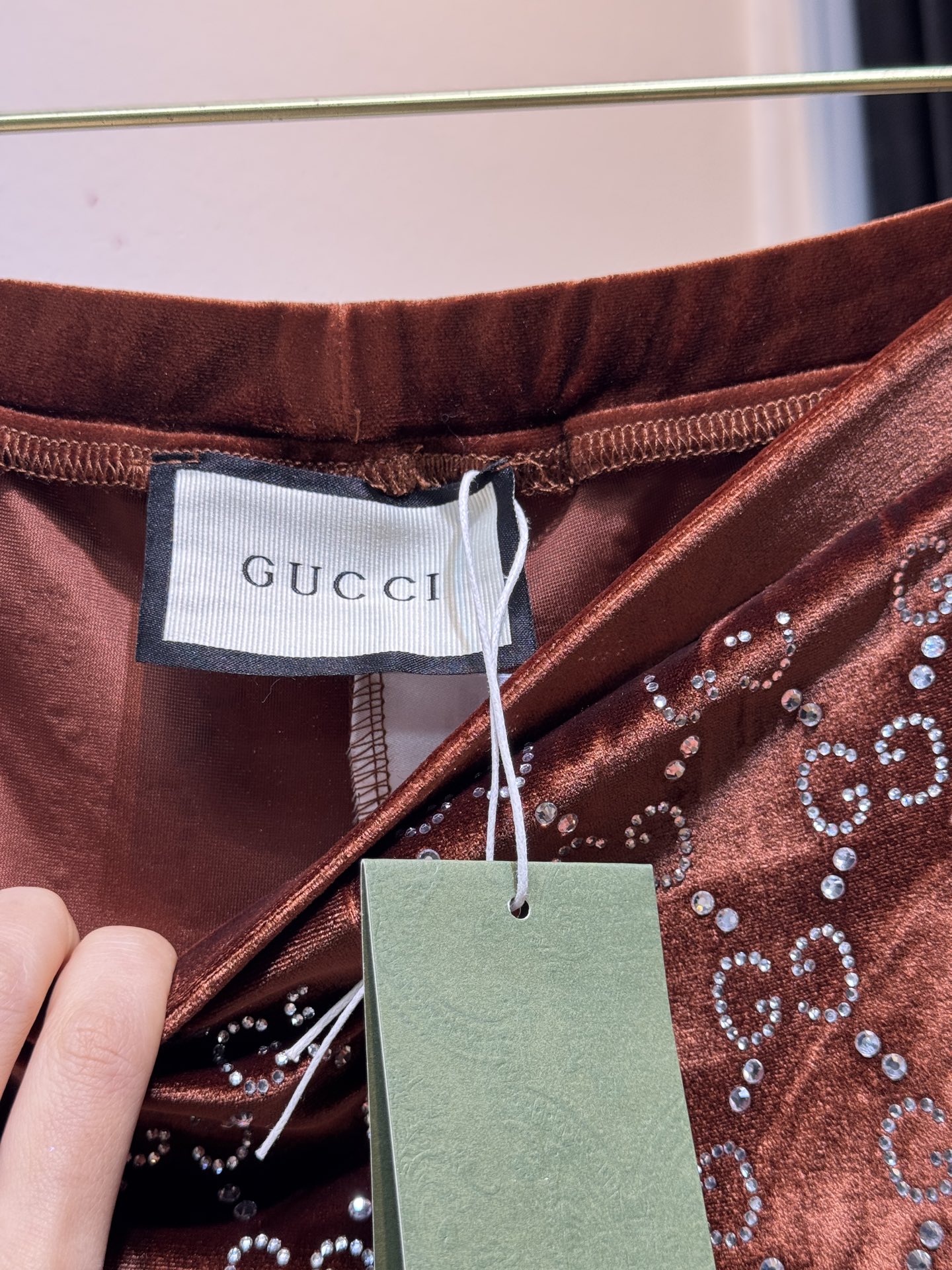 gucc*烫钻打底裤实物比图片还好看！黑色显瘦，灰色洋气，焦糖色超显白，丝绒面料软乎乎的，烫钻细节很精致