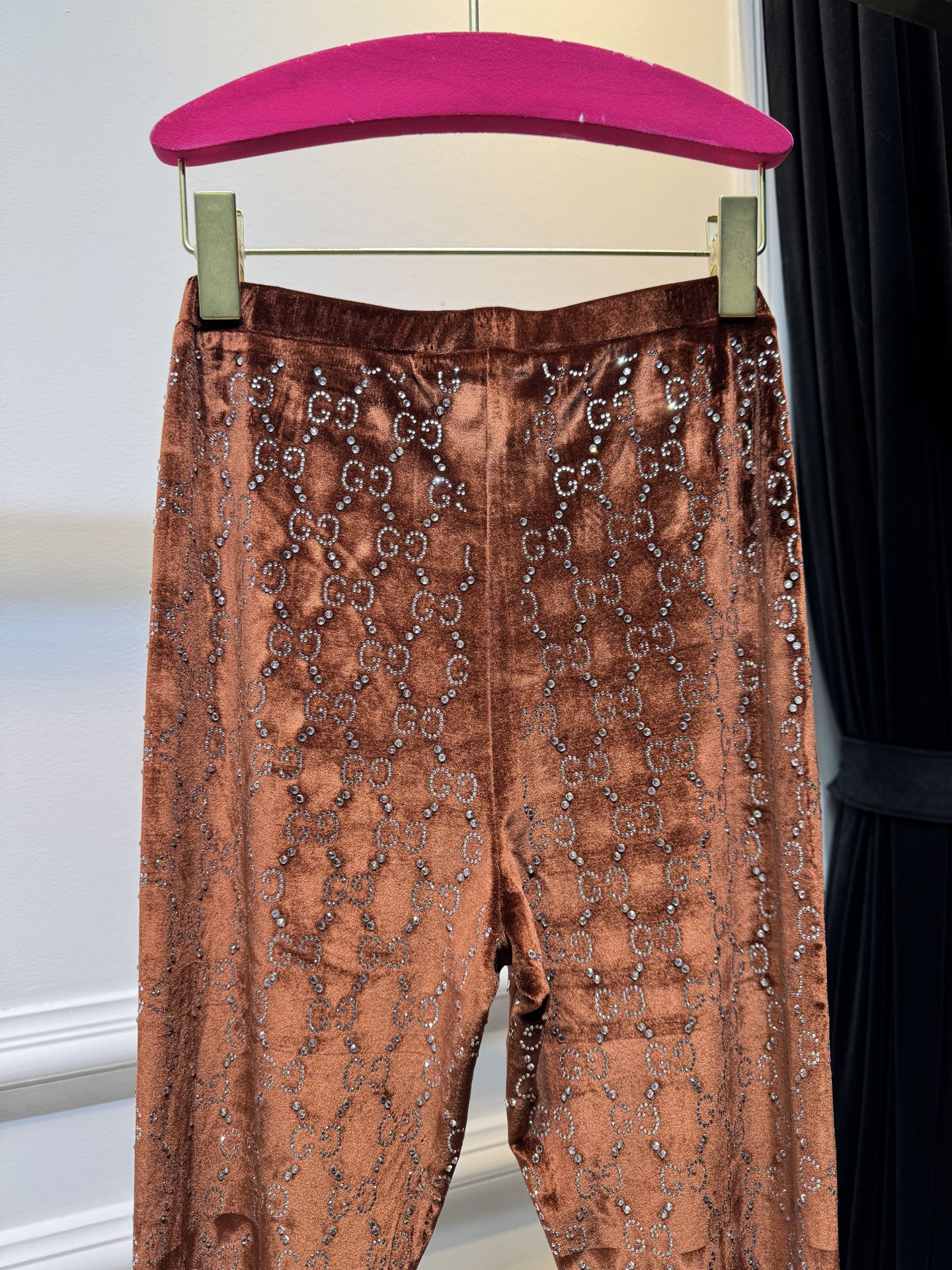 gucc*烫钻打底裤实物比图片还好看！黑色显瘦，灰色洋气，焦糖色超显白，丝绒面料软乎乎的，烫钻细节很精致