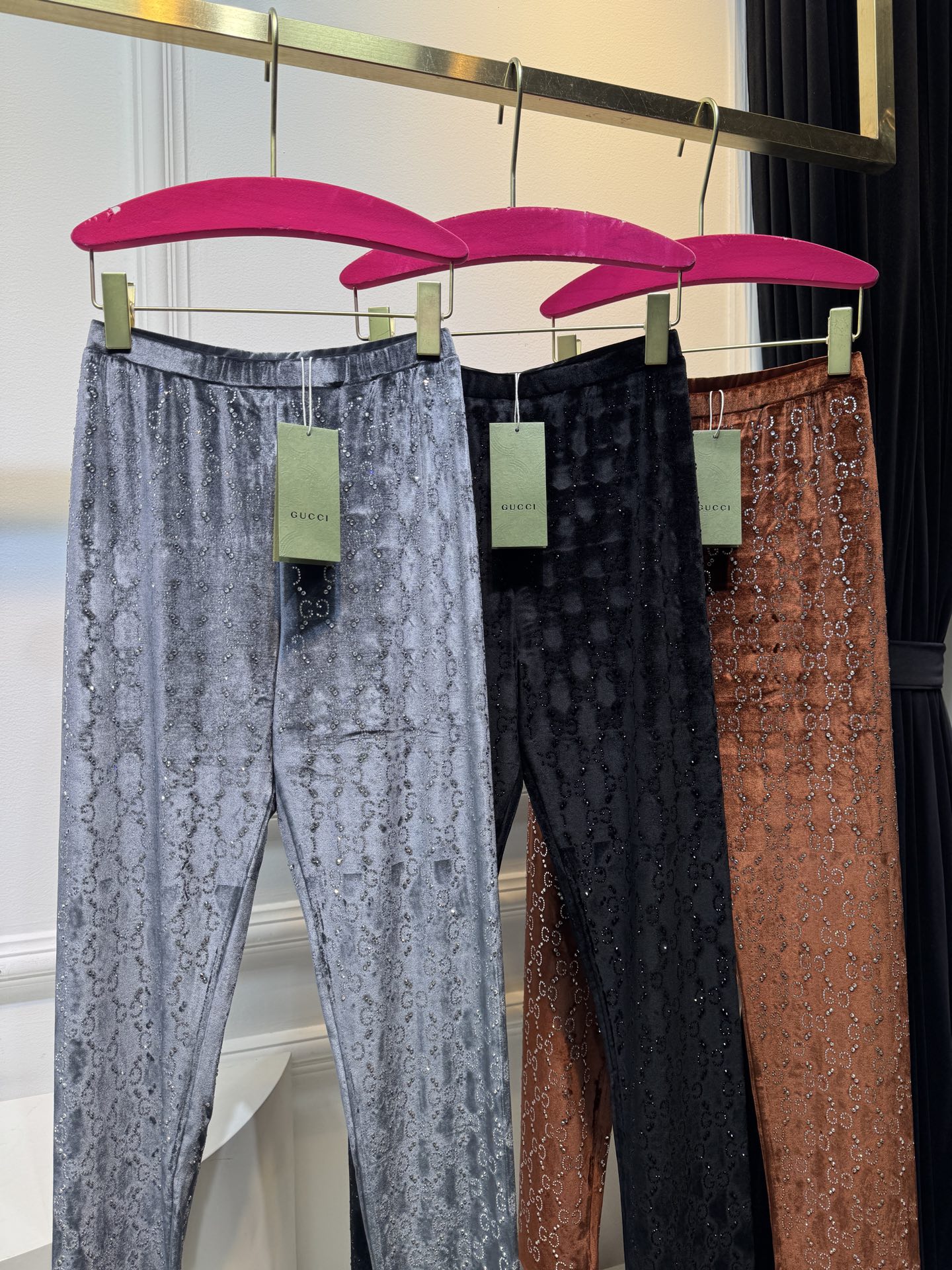 gucc*烫钻打底裤实物比图片还好看！黑色显瘦，灰色洋气，焦糖色超显白，丝绒面料软乎乎的，烫钻细节很精致
