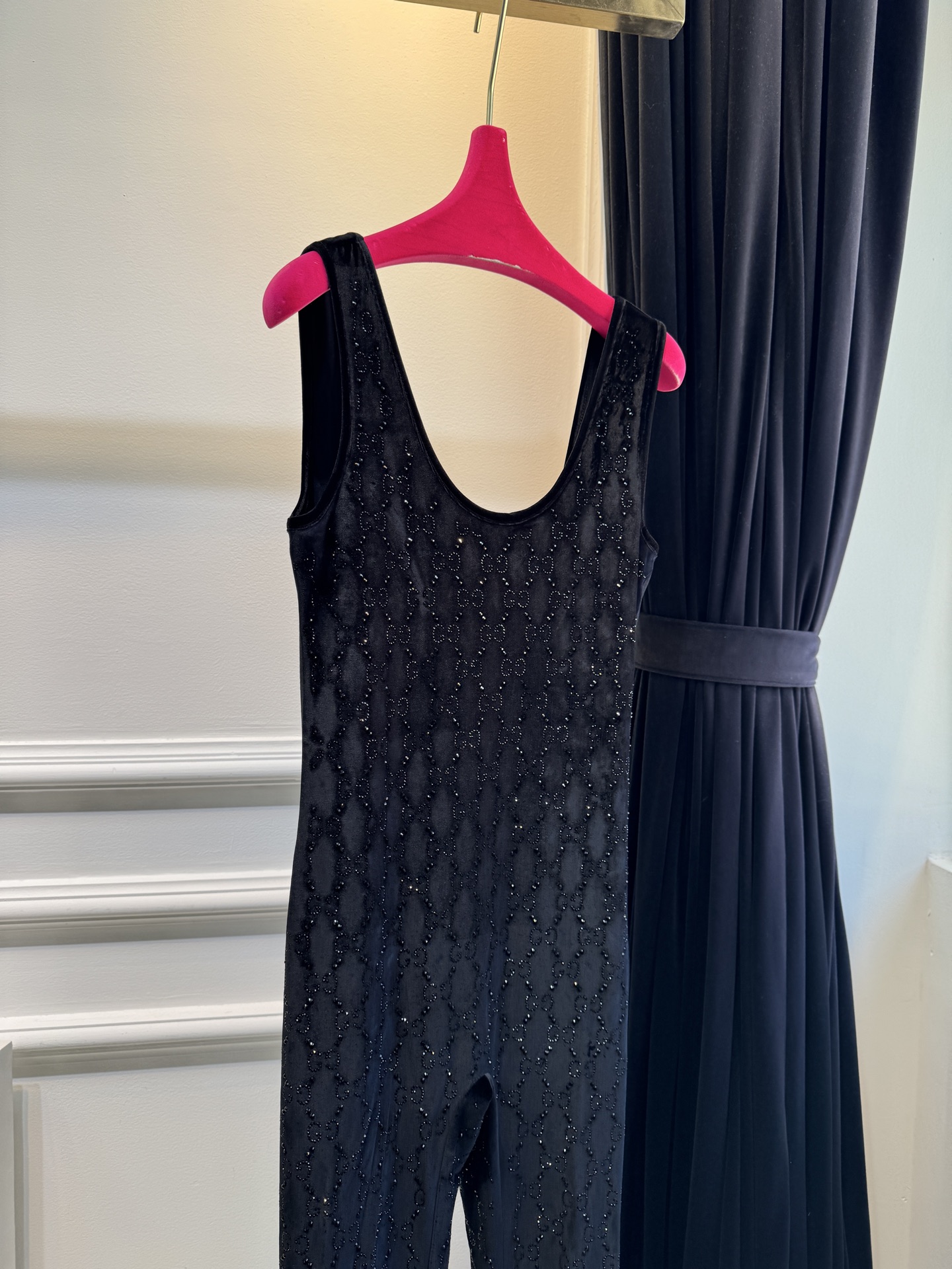 Gucc* 25秋冬系列的GG水晶刺绣连体裤采用弹力绳绒面料，通体缀饰GG水晶刺绣，将品牌经典标识与闪耀