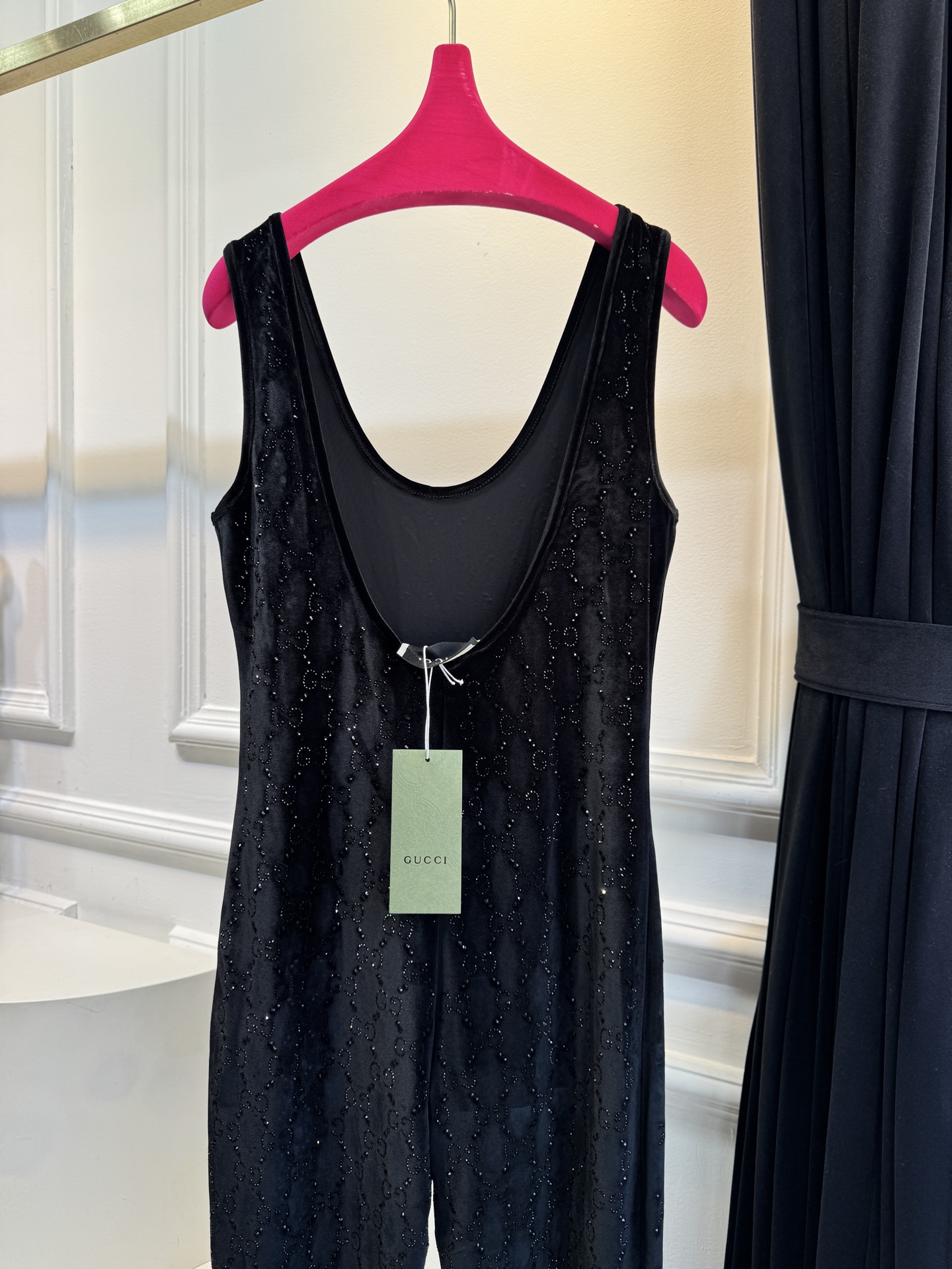 Gucc* 25秋冬系列的GG水晶刺绣连体裤采用弹力绳绒面料，通体缀饰GG水晶刺绣，将品牌经典标识与闪耀