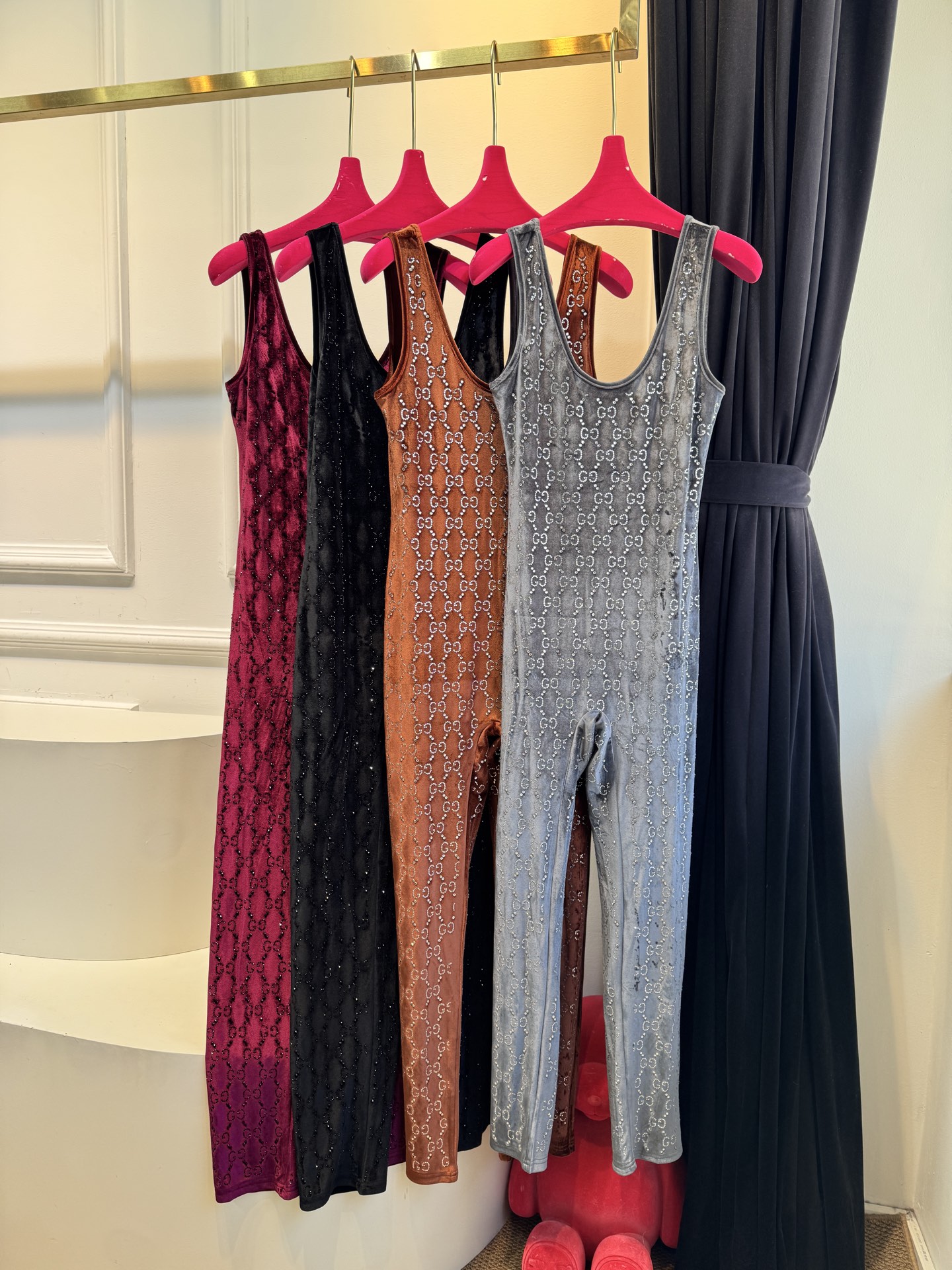 Gucc* 25秋冬系列的GG水晶刺绣连体裤采用弹力绳绒面料，通体缀饰GG水晶刺绣，将品牌经典标识与闪耀