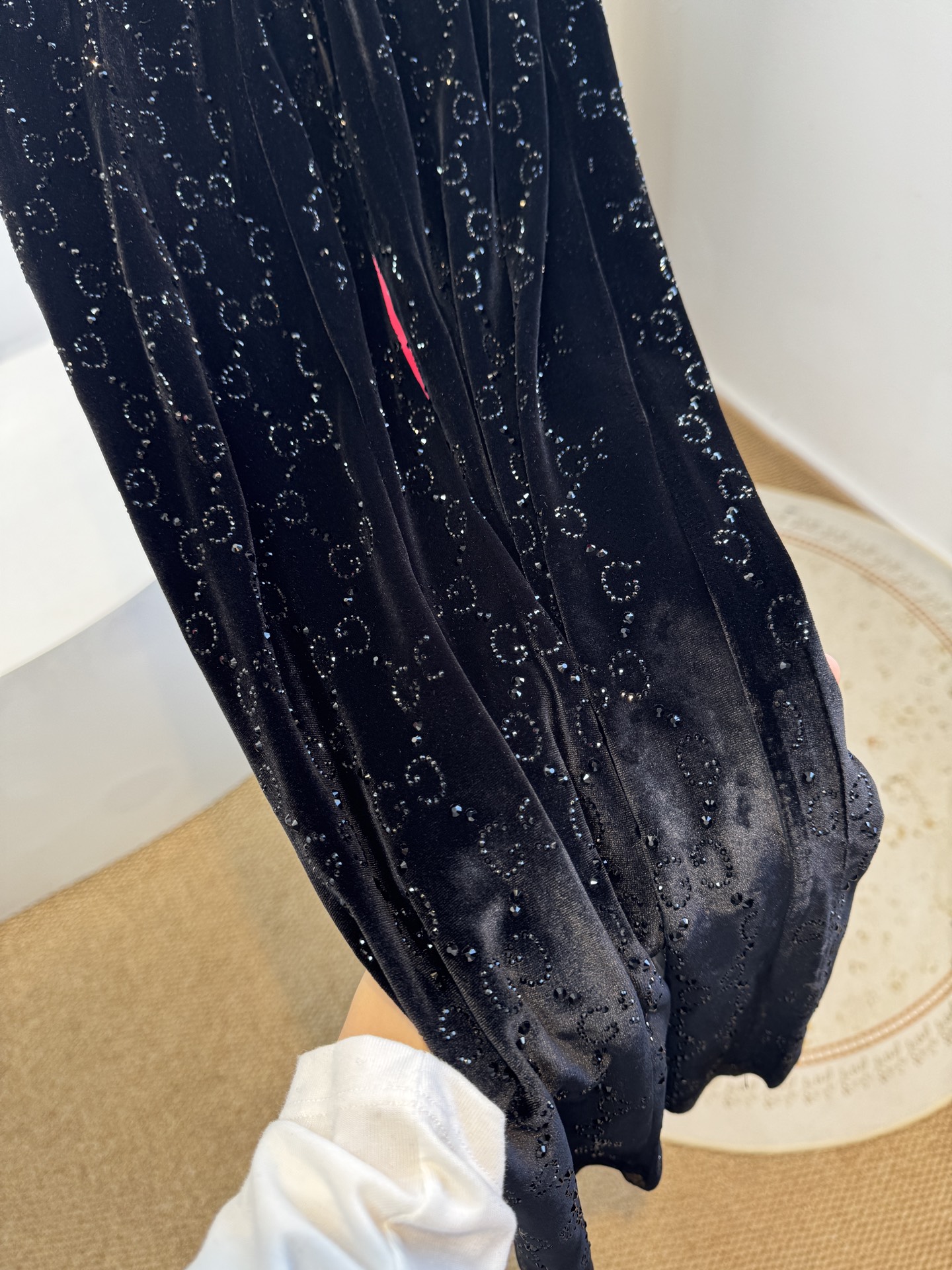 Gucc* 25秋冬系列的GG水晶刺绣连体裤采用弹力绳绒面料，通体缀饰GG水晶刺绣，将品牌经典标识与闪耀