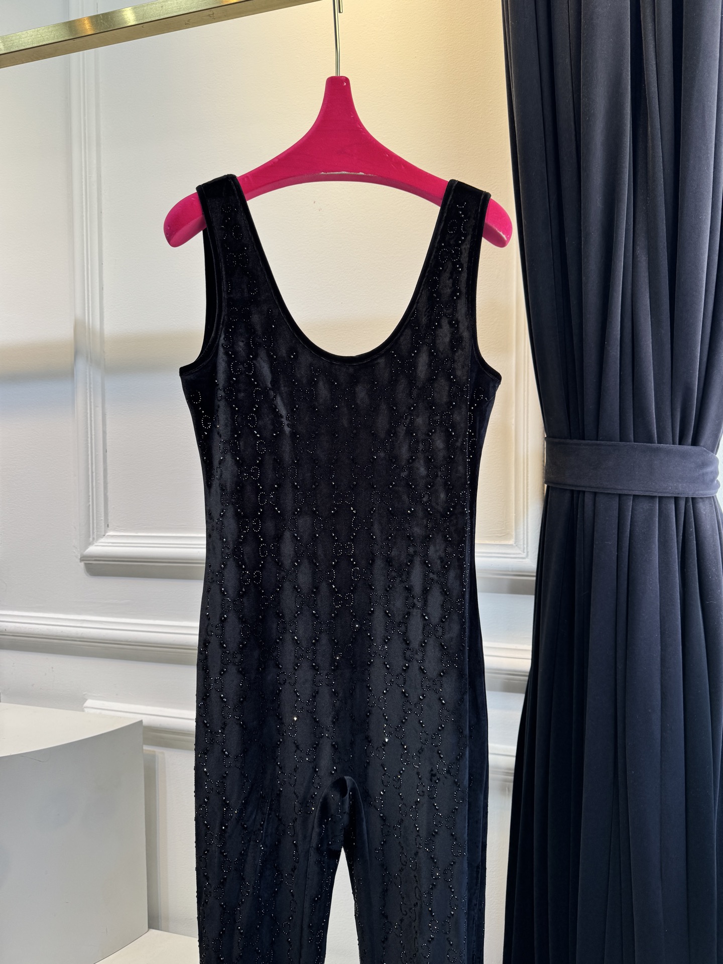 Gucc* 25秋冬系列的GG水晶刺绣连体裤采用弹力绳绒面料，通体缀饰GG水晶刺绣，将品牌经典标识与闪耀