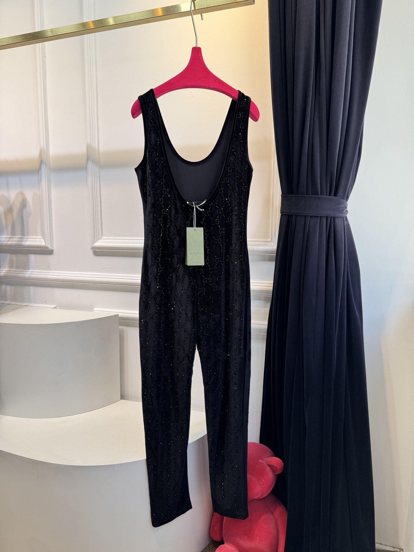 Gucc* 25秋冬系列的GG水晶刺绣连体裤采用弹力绳绒面料，通体缀饰GG水晶刺绣，将品牌经典标识与闪耀