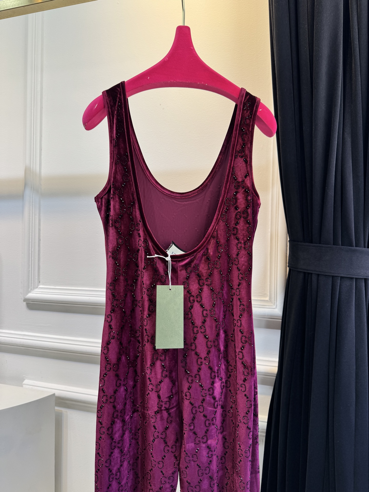 Gucc* 25秋冬系列的GG水晶刺绣连体裤采用弹力绳绒面料，通体缀饰GG水晶刺绣，将品牌经典标识与闪耀