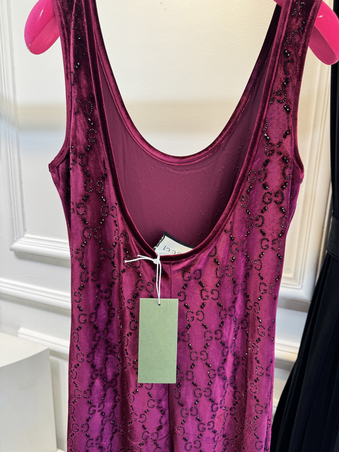 Gucc* 25秋冬系列的GG水晶刺绣连体裤采用弹力绳绒面料，通体缀饰GG水晶刺绣，将品牌经典标识与闪耀