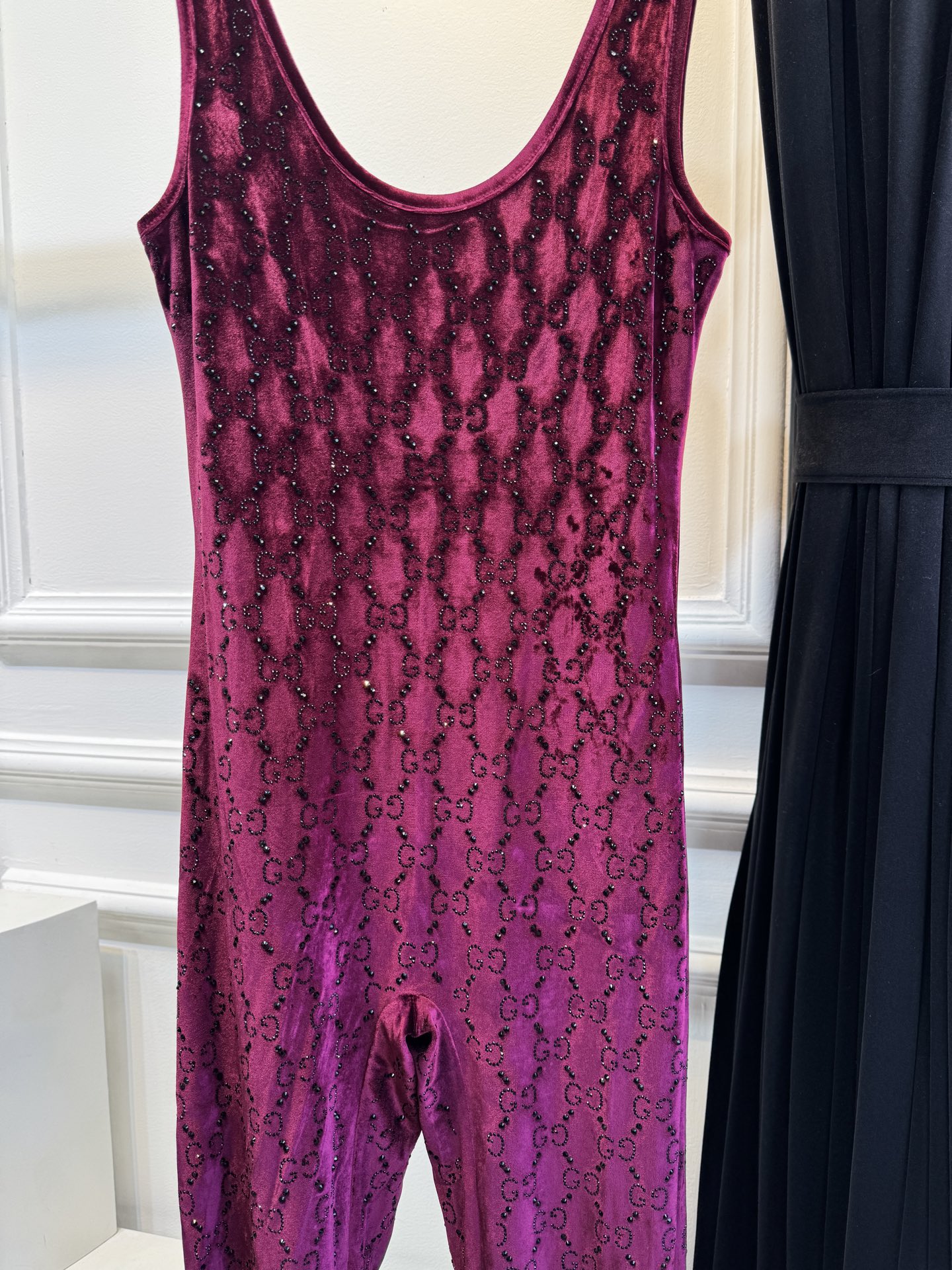 Gucc* 25秋冬系列的GG水晶刺绣连体裤采用弹力绳绒面料，通体缀饰GG水晶刺绣，将品牌经典标识与闪耀