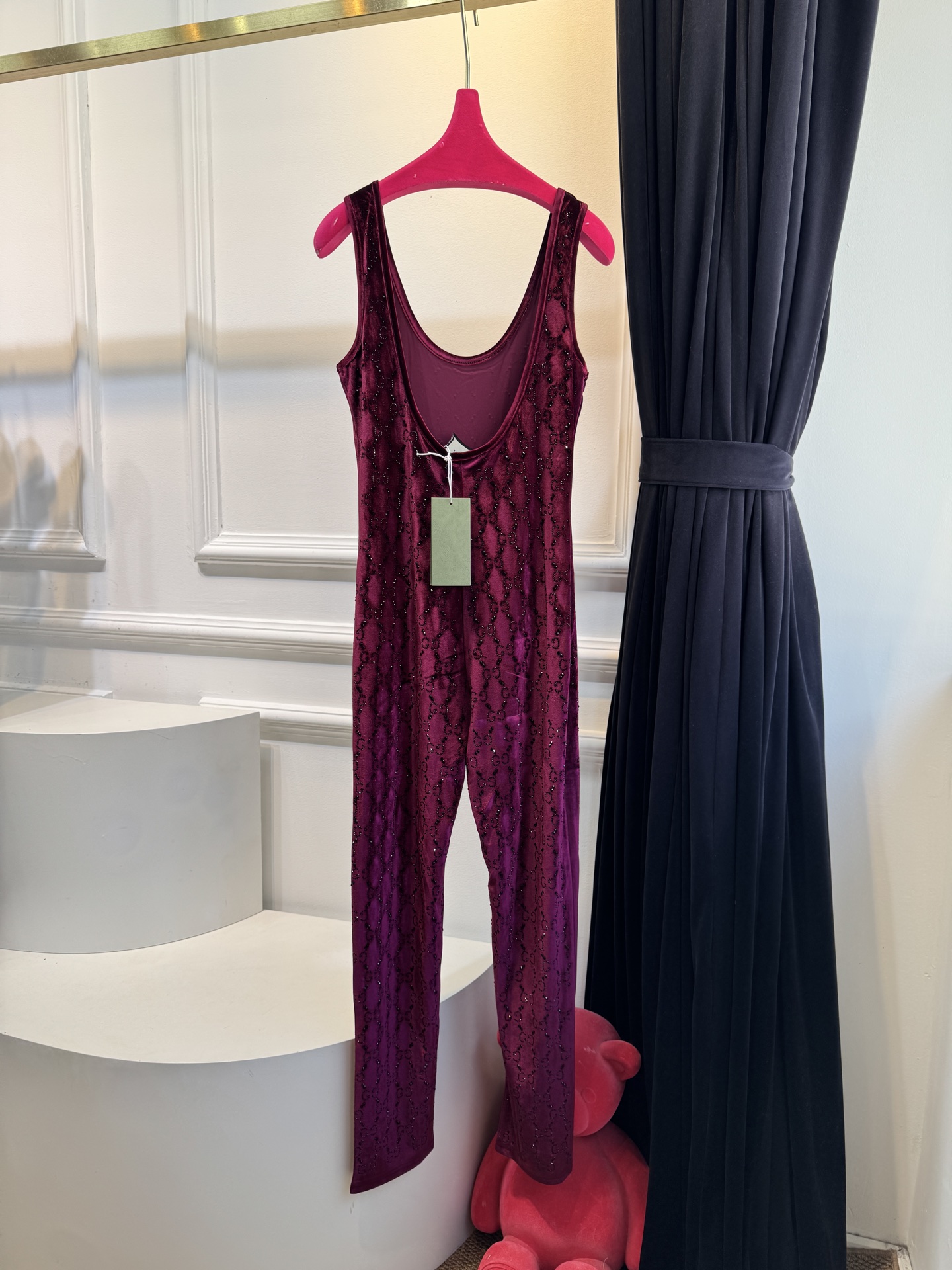 Gucc* 25秋冬系列的GG水晶刺绣连体裤采用弹力绳绒面料，通体缀饰GG水晶刺绣，将品牌经典标识与闪耀