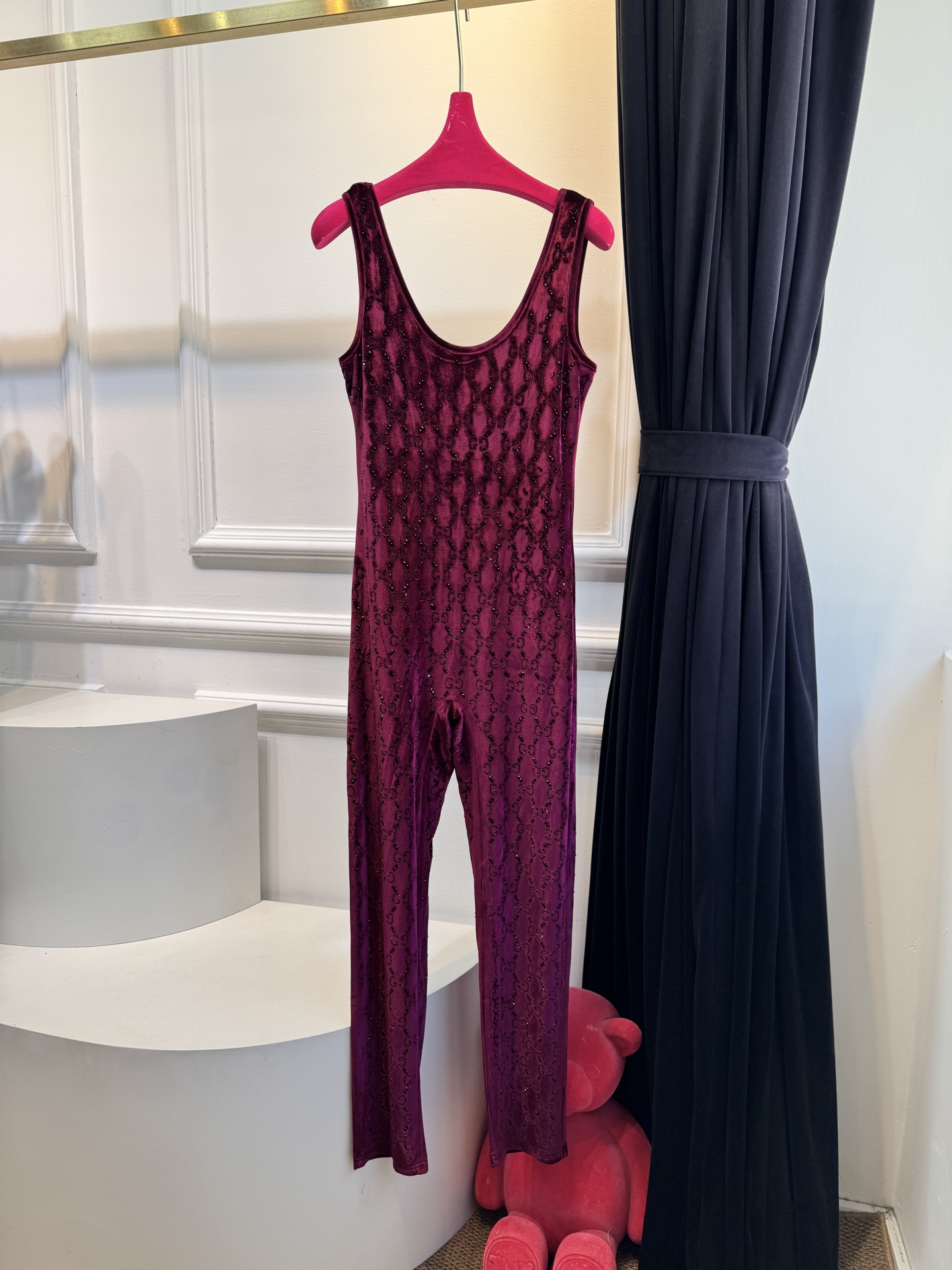 Gucc* 25秋冬系列的GG水晶刺绣连体裤采用弹力绳绒面料，通体缀饰GG水晶刺绣，将品牌经典标识与闪耀