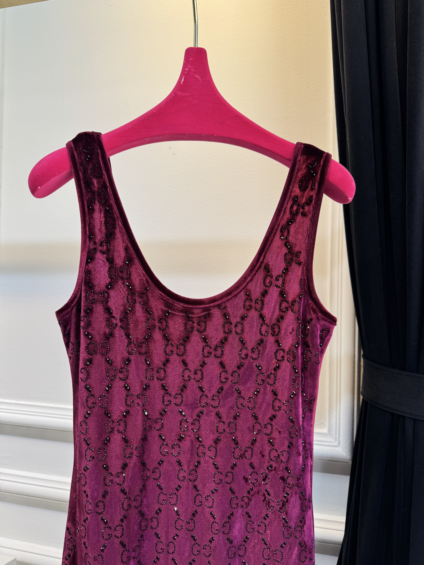 Gucc* 25秋冬系列的GG水晶刺绣连体裤采用弹力绳绒面料，通体缀饰GG水晶刺绣，将品牌经典标识与闪耀