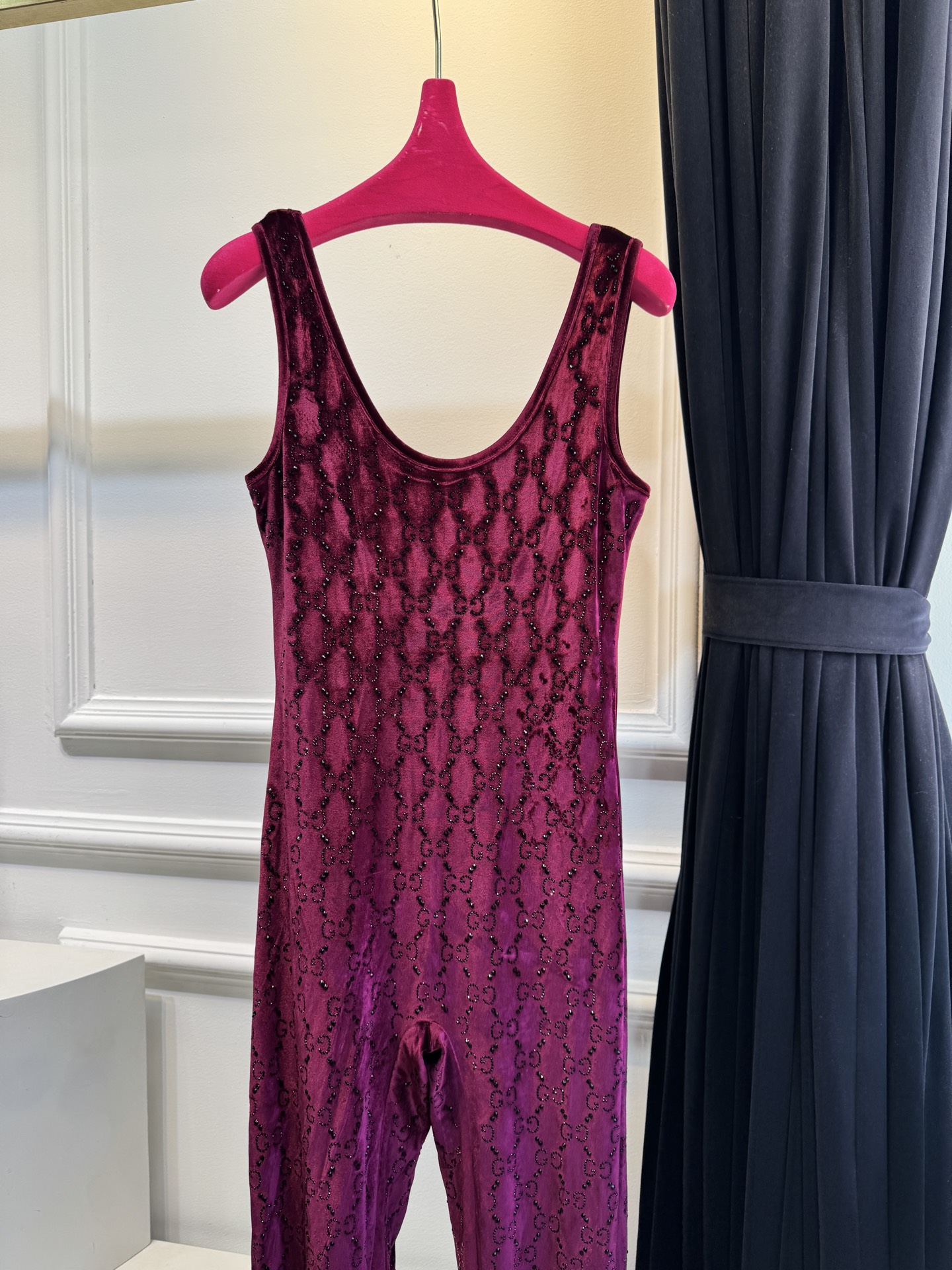 Gucc* 25秋冬系列的GG水晶刺绣连体裤采用弹力绳绒面料，通体缀饰GG水晶刺绣，将品牌经典标识与闪耀