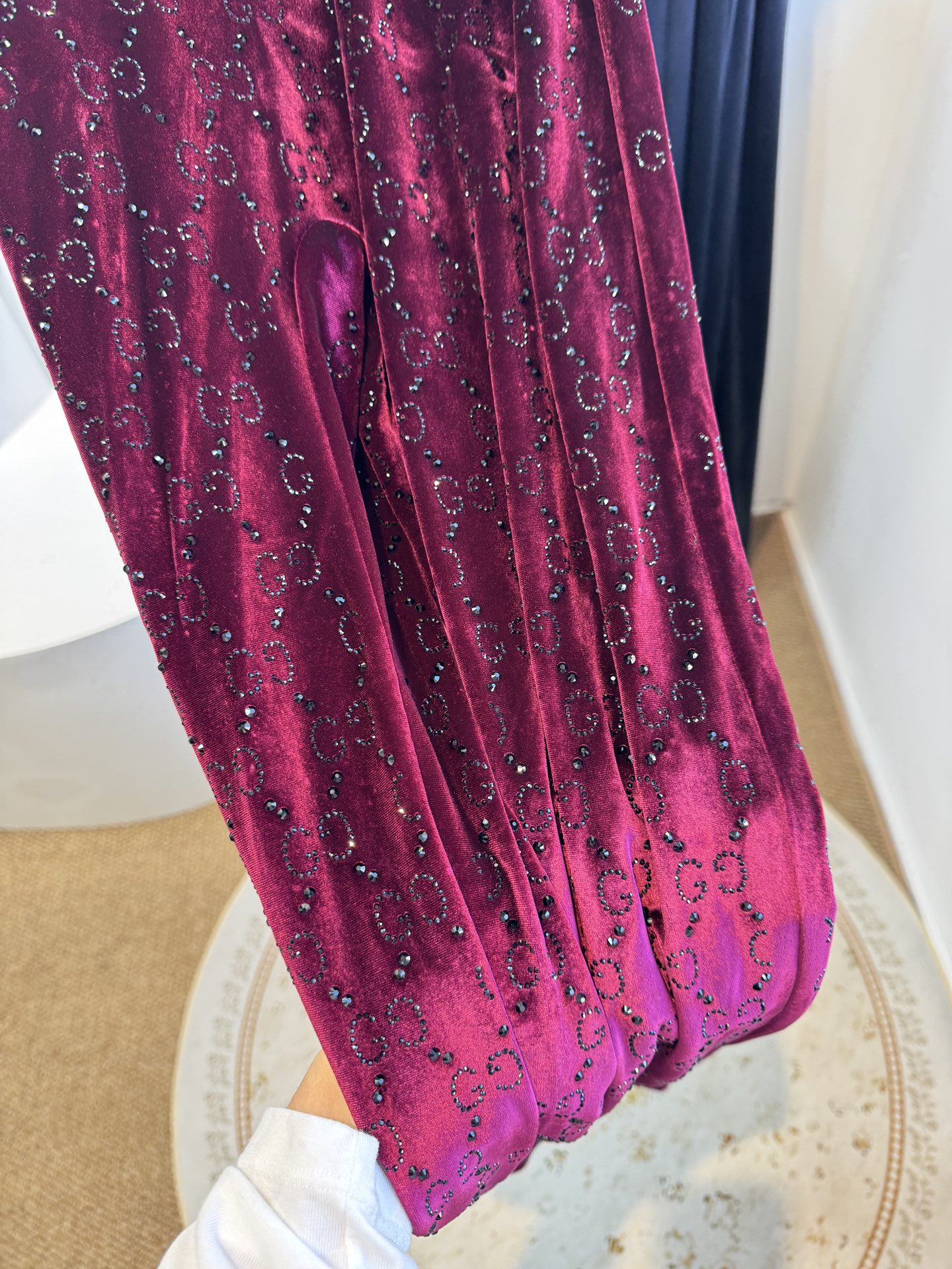 Gucc* 25秋冬系列的GG水晶刺绣连体裤采用弹力绳绒面料，通体缀饰GG水晶刺绣，将品牌经典标识与闪耀