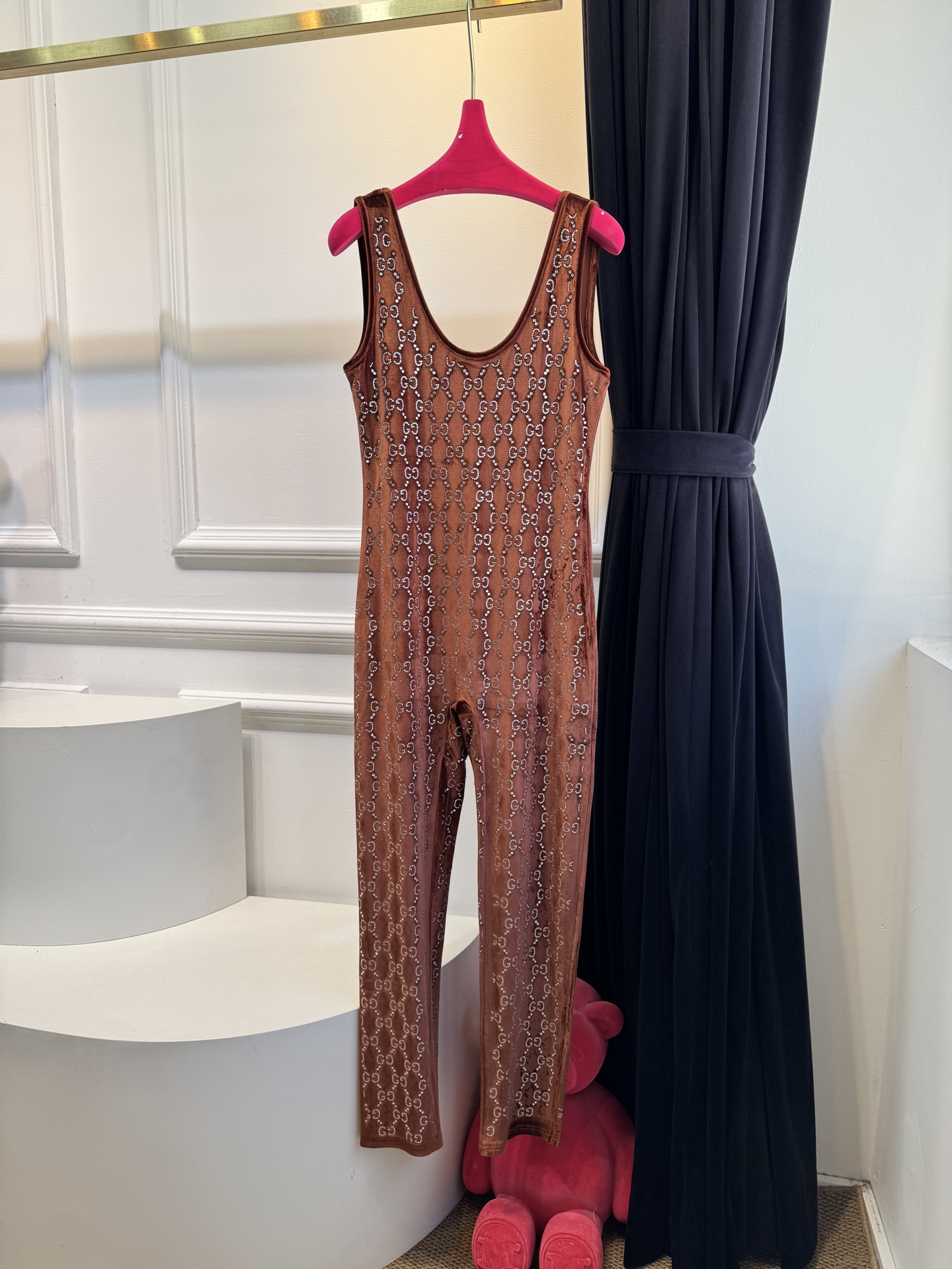 Gucc* 25秋冬系列的GG水晶刺绣连体裤采用弹力绳绒面料，通体缀饰GG水晶刺绣，将品牌经典标识与闪耀