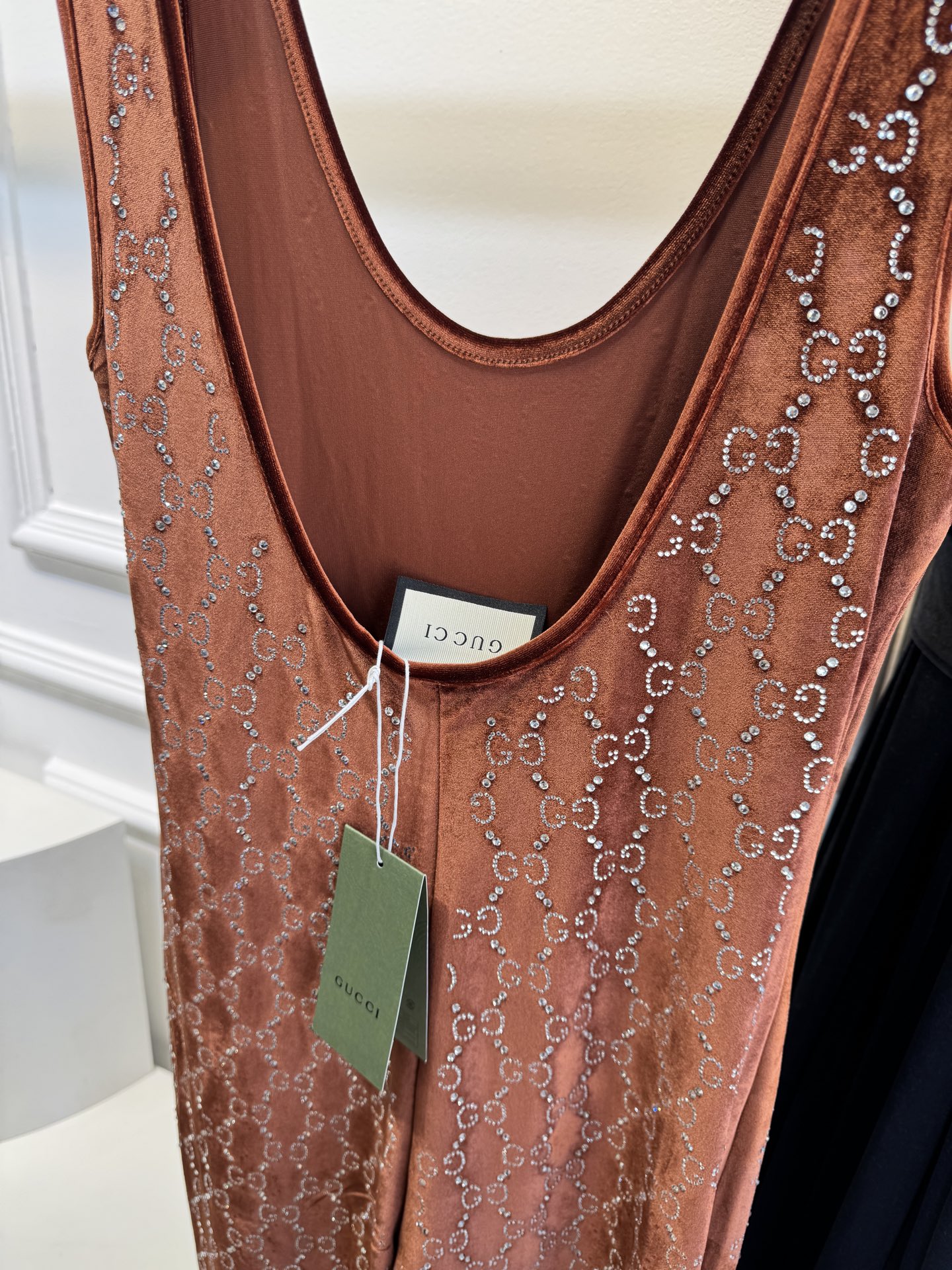 Gucc* 25秋冬系列的GG水晶刺绣连体裤采用弹力绳绒面料，通体缀饰GG水晶刺绣，将品牌经典标识与闪耀