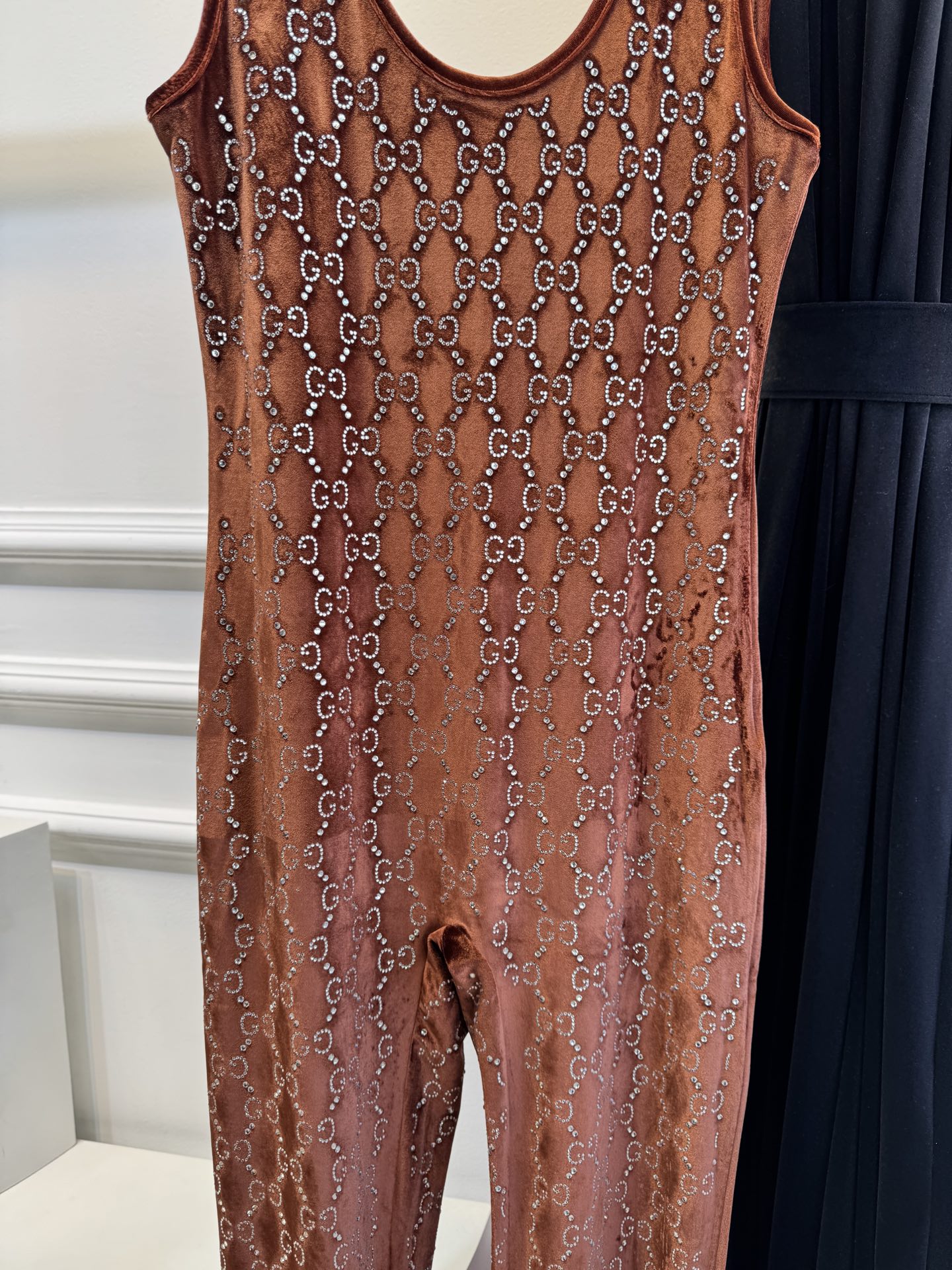 Gucc* 25秋冬系列的GG水晶刺绣连体裤采用弹力绳绒面料，通体缀饰GG水晶刺绣，将品牌经典标识与闪耀