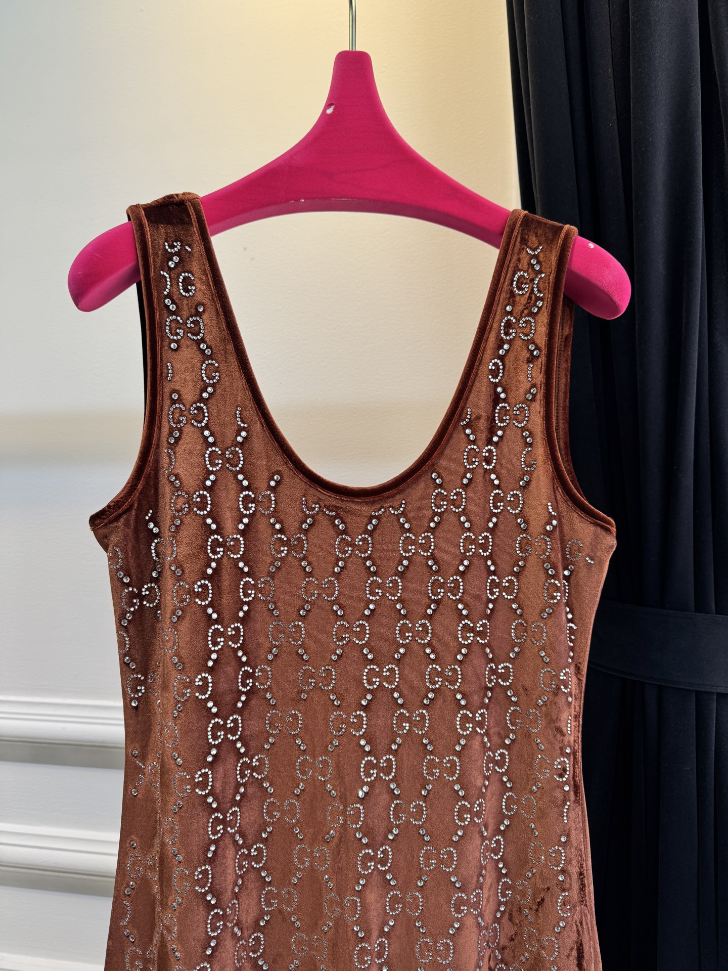 Gucc* 25秋冬系列的GG水晶刺绣连体裤采用弹力绳绒面料，通体缀饰GG水晶刺绣，将品牌经典标识与闪耀