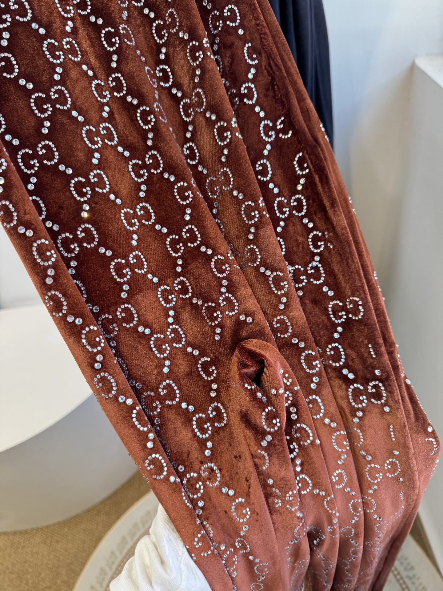 Gucc* 25秋冬系列的GG水晶刺绣连体裤采用弹力绳绒面料，通体缀饰GG水晶刺绣，将品牌经典标识与闪耀