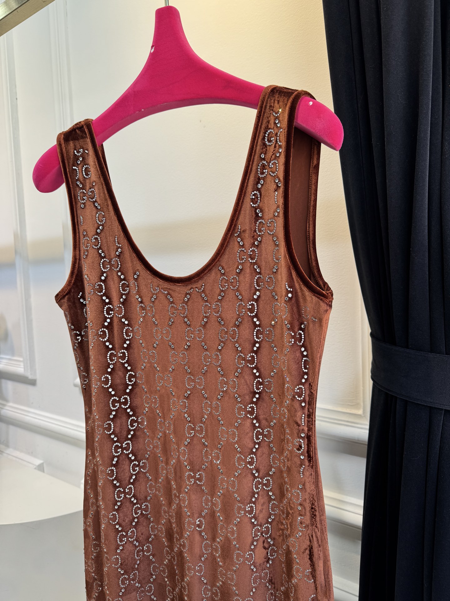 Gucc* 25秋冬系列的GG水晶刺绣连体裤采用弹力绳绒面料，通体缀饰GG水晶刺绣，将品牌经典标识与闪耀