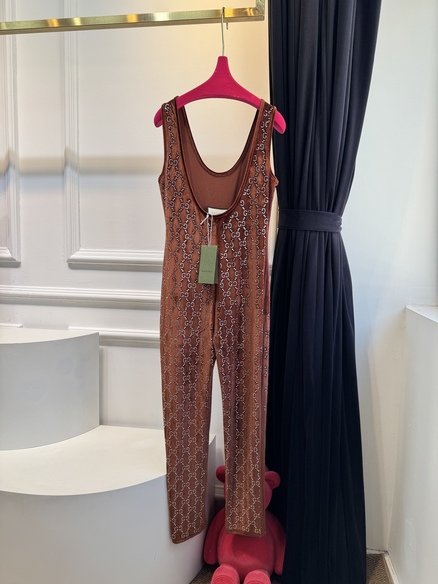 Gucc* 25秋冬系列的GG水晶刺绣连体裤采用弹力绳绒面料，通体缀饰GG水晶刺绣，将品牌经典标识与闪耀