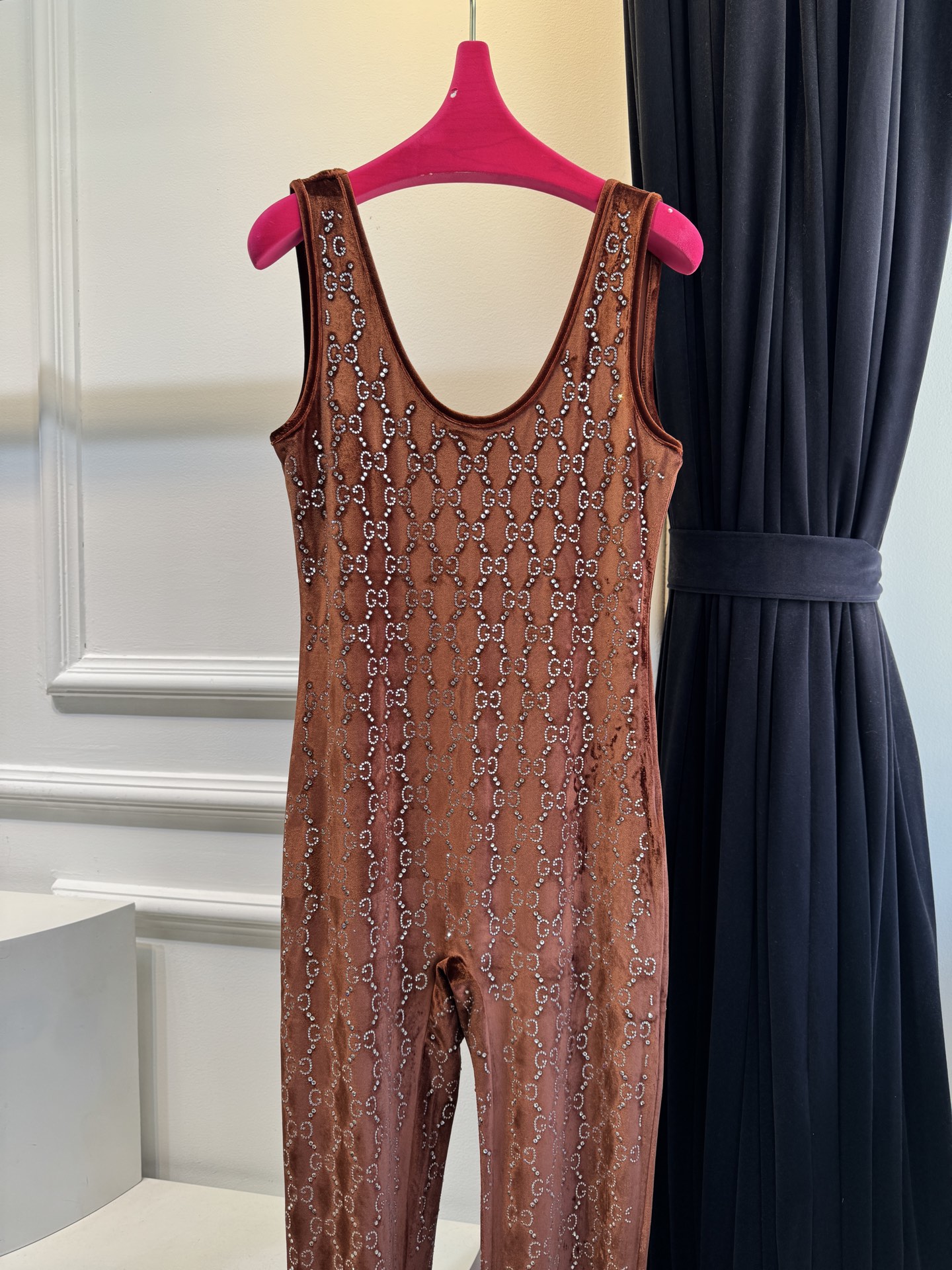 Gucc* 25秋冬系列的GG水晶刺绣连体裤采用弹力绳绒面料，通体缀饰GG水晶刺绣，将品牌经典标识与闪耀