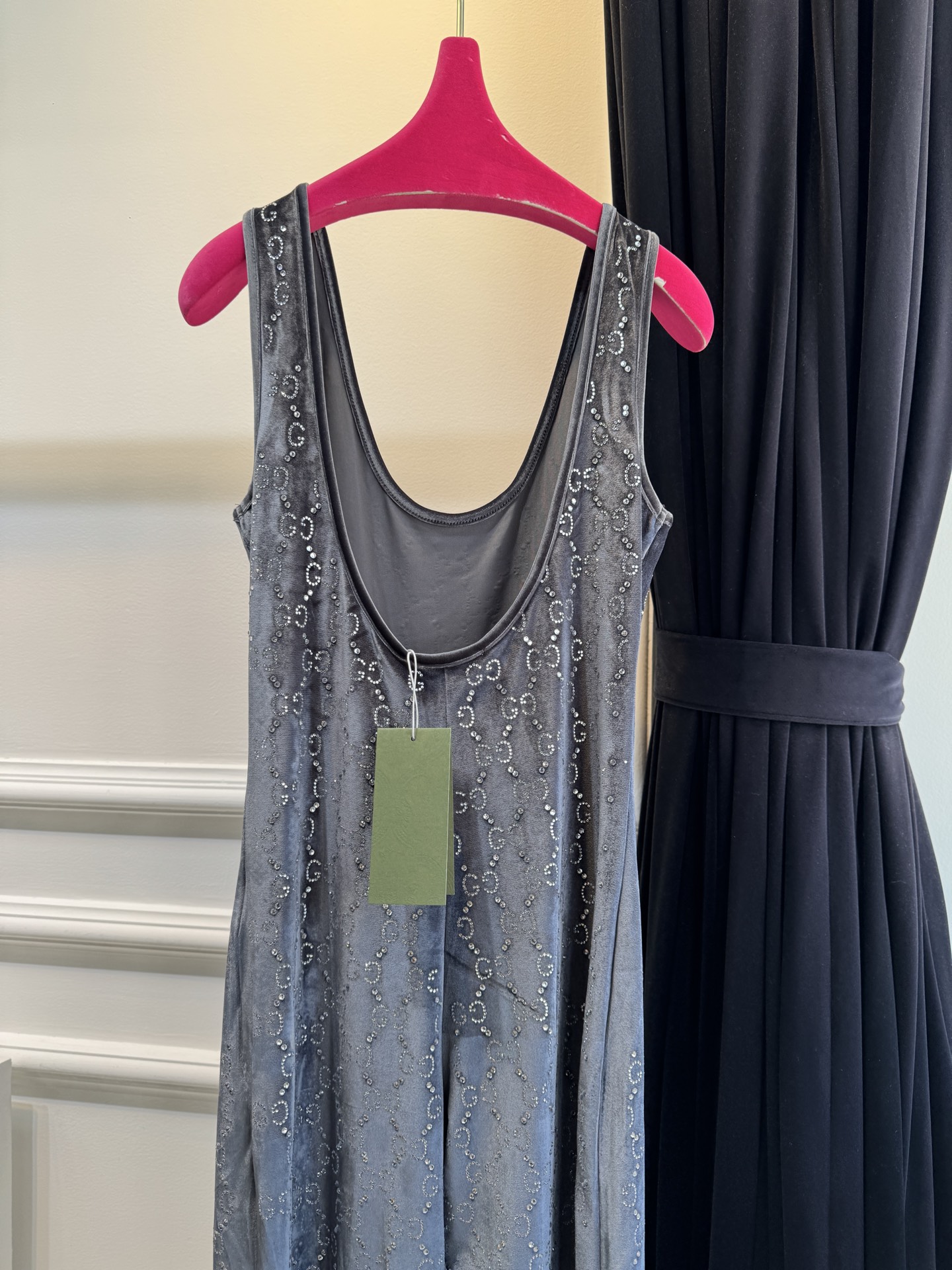 Gucc* 25秋冬系列的GG水晶刺绣连体裤采用弹力绳绒面料，通体缀饰GG水晶刺绣，将品牌经典标识与闪耀