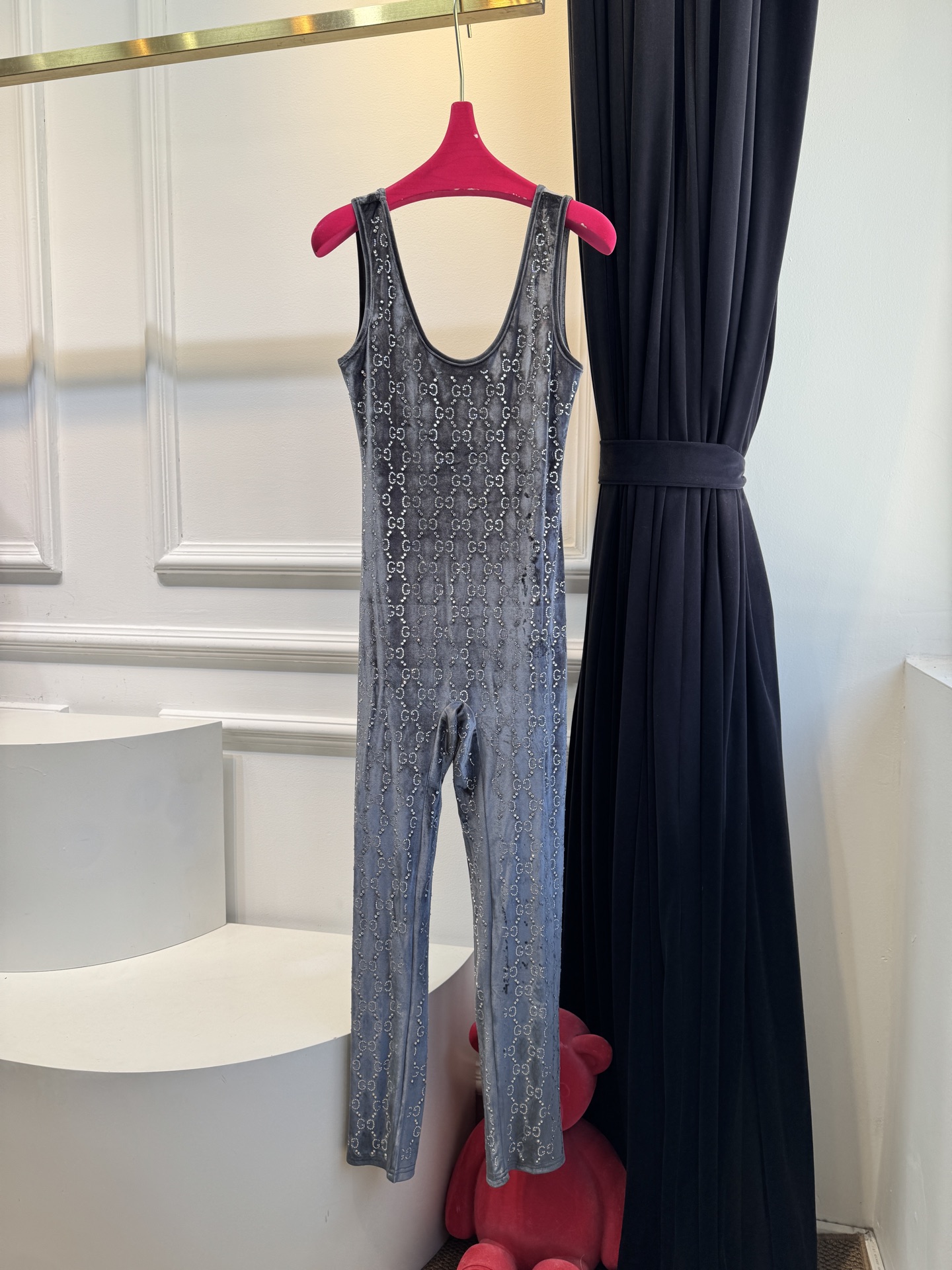 Gucc* 25秋冬系列的GG水晶刺绣连体裤采用弹力绳绒面料，通体缀饰GG水晶刺绣，将品牌经典标识与闪耀