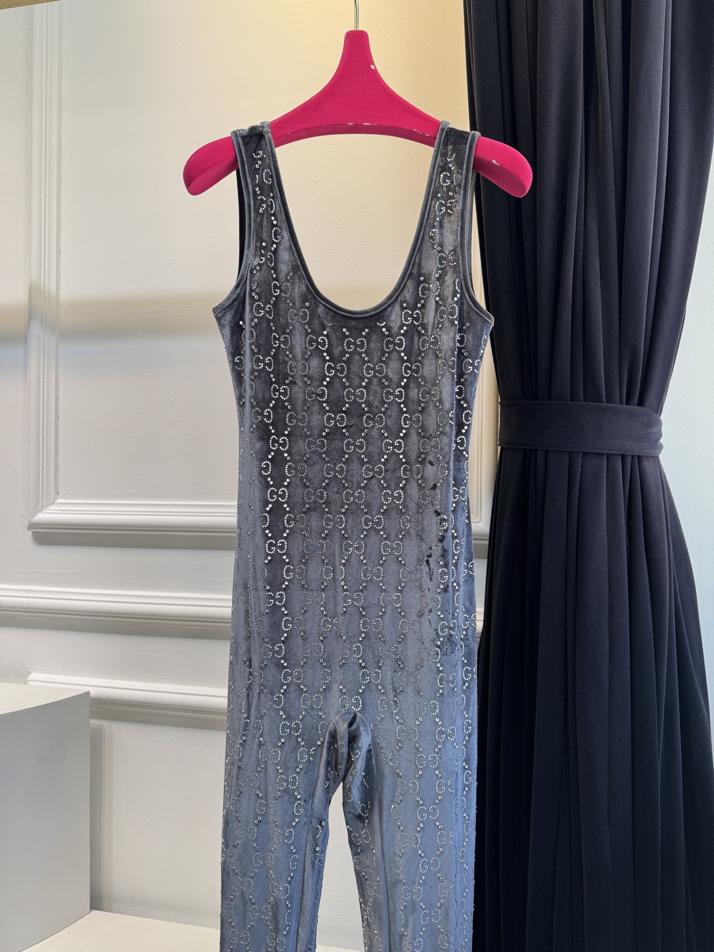 Gucc* 25秋冬系列的GG水晶刺绣连体裤采用弹力绳绒面料，通体缀饰GG水晶刺绣，将品牌经典标识与闪耀