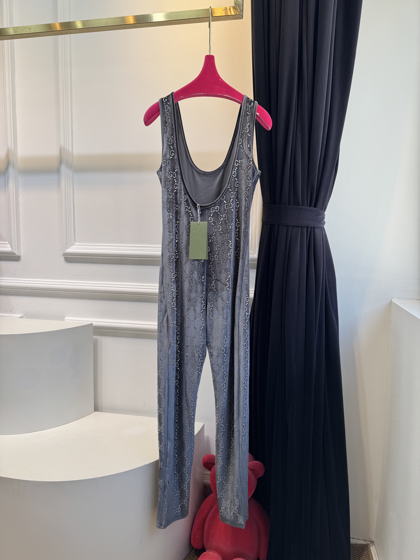 Gucc* 25秋冬系列的GG水晶刺绣连体裤采用弹力绳绒面料，通体缀饰GG水晶刺绣，将品牌经典标识与闪耀