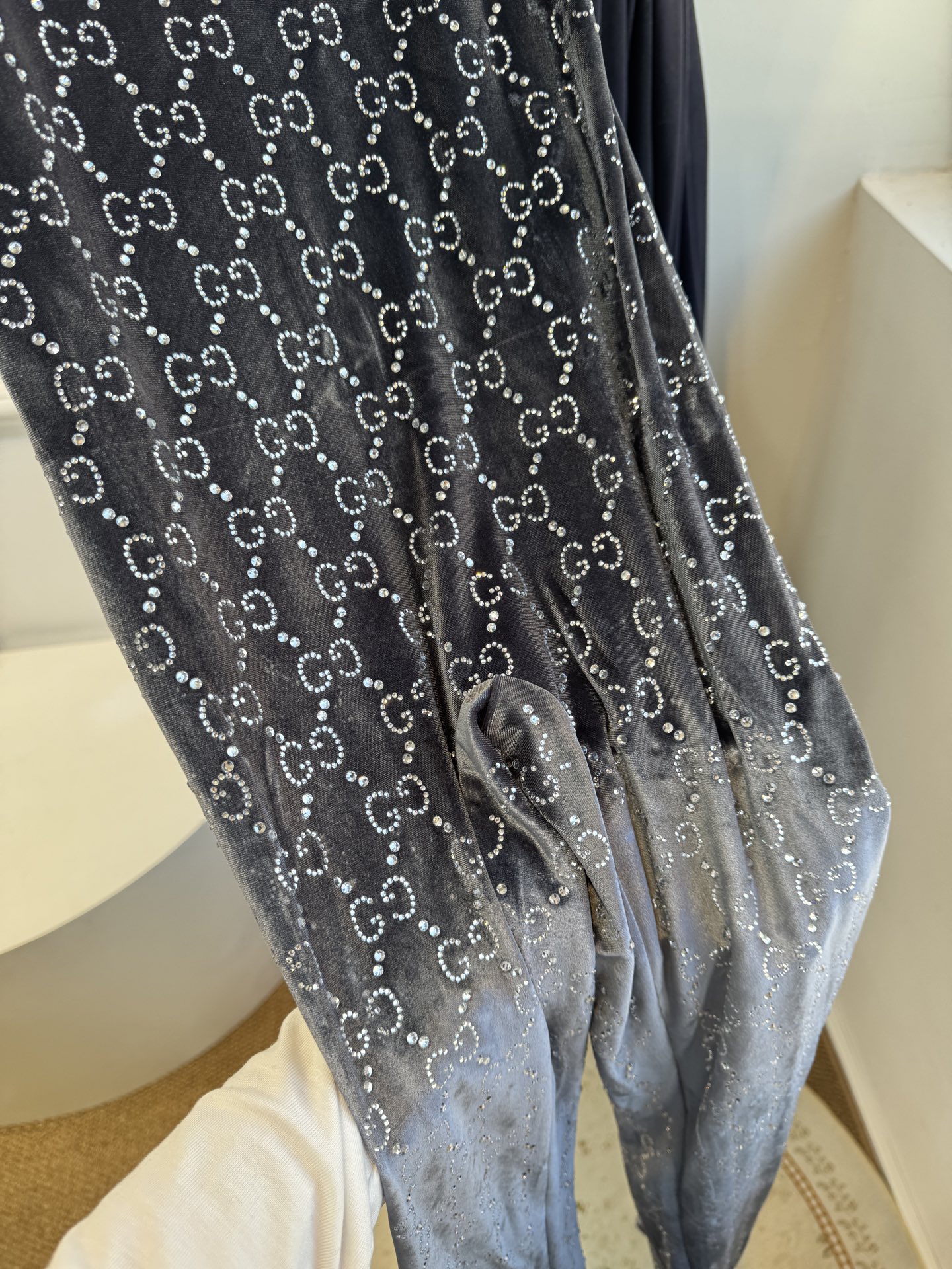 Gucc* 25秋冬系列的GG水晶刺绣连体裤采用弹力绳绒面料，通体缀饰GG水晶刺绣，将品牌经典标识与闪耀