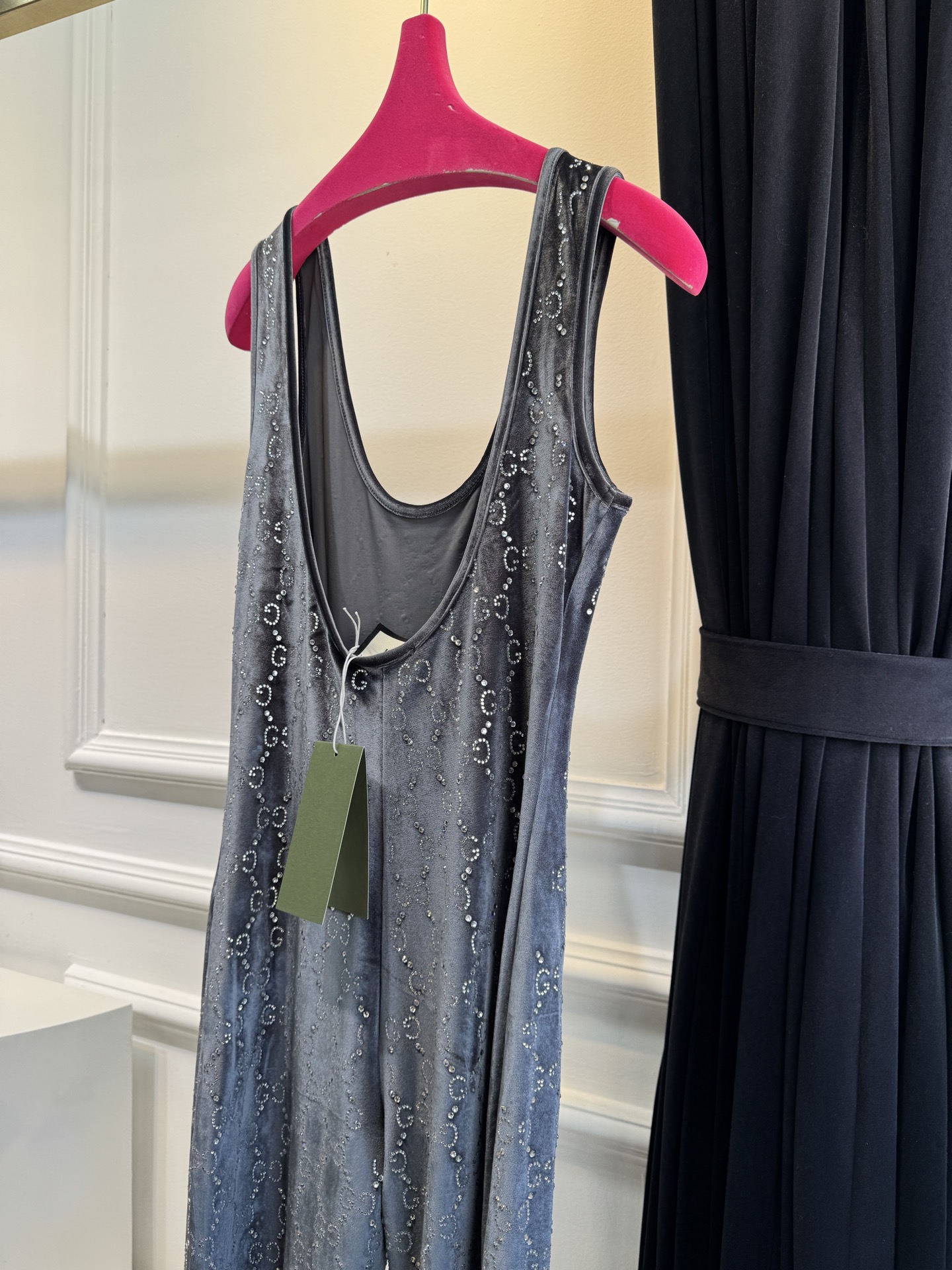 Gucc* 25秋冬系列的GG水晶刺绣连体裤采用弹力绳绒面料，通体缀饰GG水晶刺绣，将品牌经典标识与闪耀