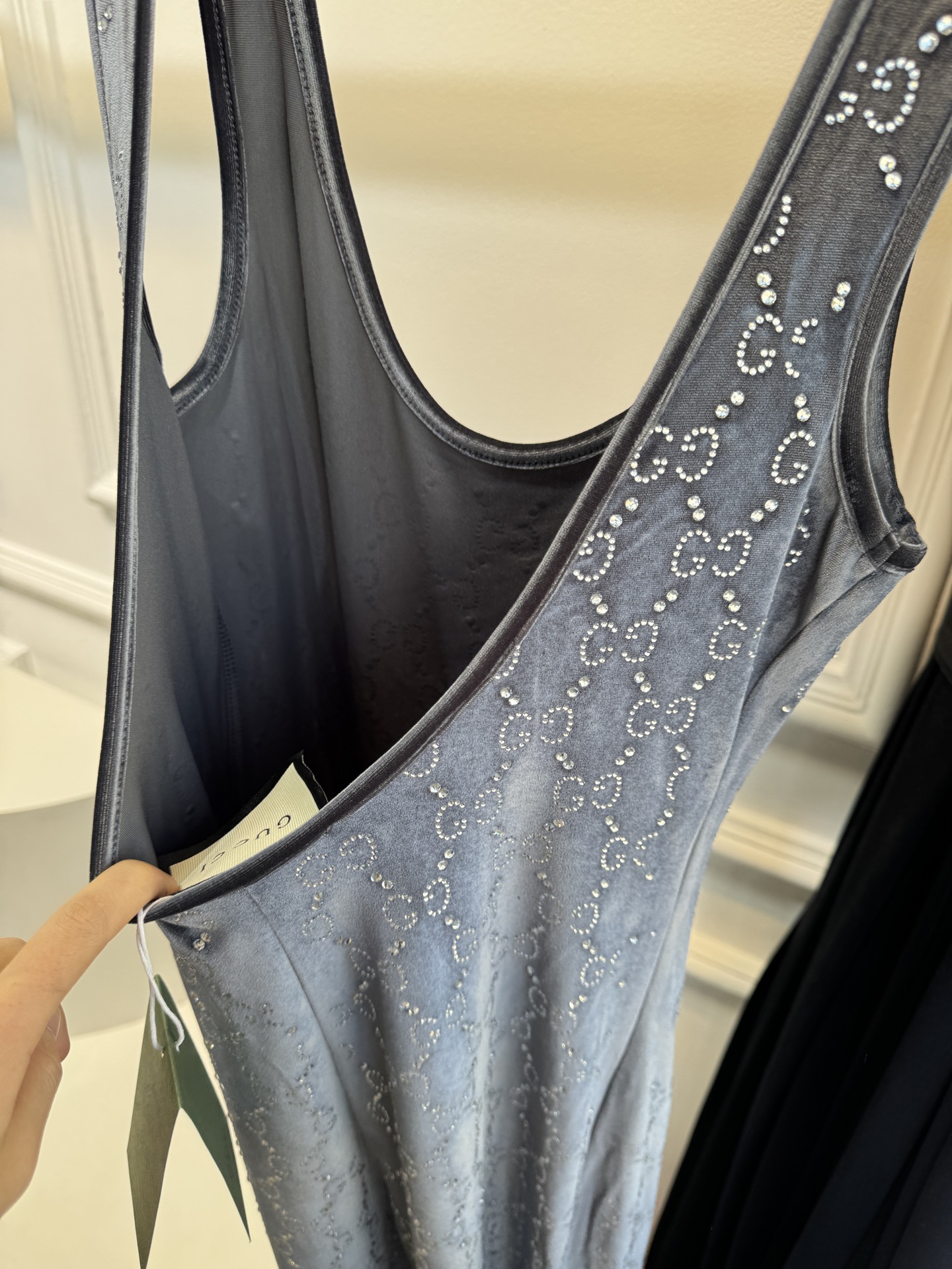 Gucc* 25秋冬系列的GG水晶刺绣连体裤采用弹力绳绒面料，通体缀饰GG水晶刺绣，将品牌经典标识与闪耀