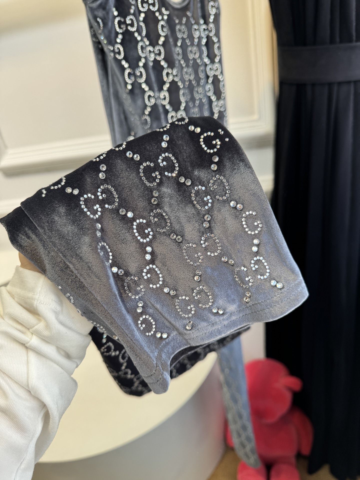 Gucc* 25秋冬系列的GG水晶刺绣连体裤采用弹力绳绒面料，通体缀饰GG水晶刺绣，将品牌经典标识与闪耀