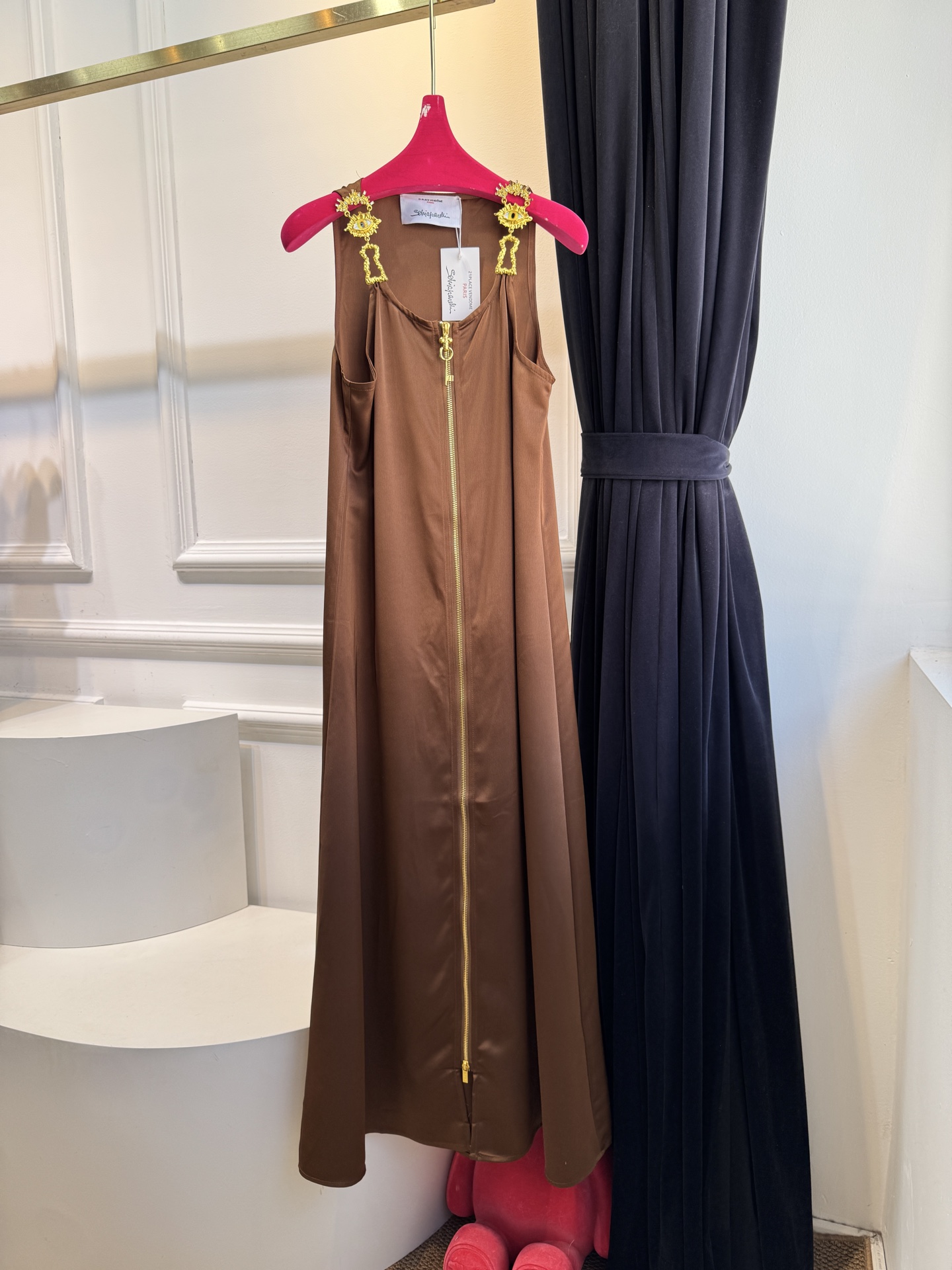 Schiaparelli（夏帕瑞丽）拉链连衣裙选用纯色哑光质感面料，视觉上明艳且高级，垂坠感良好，能勾勒