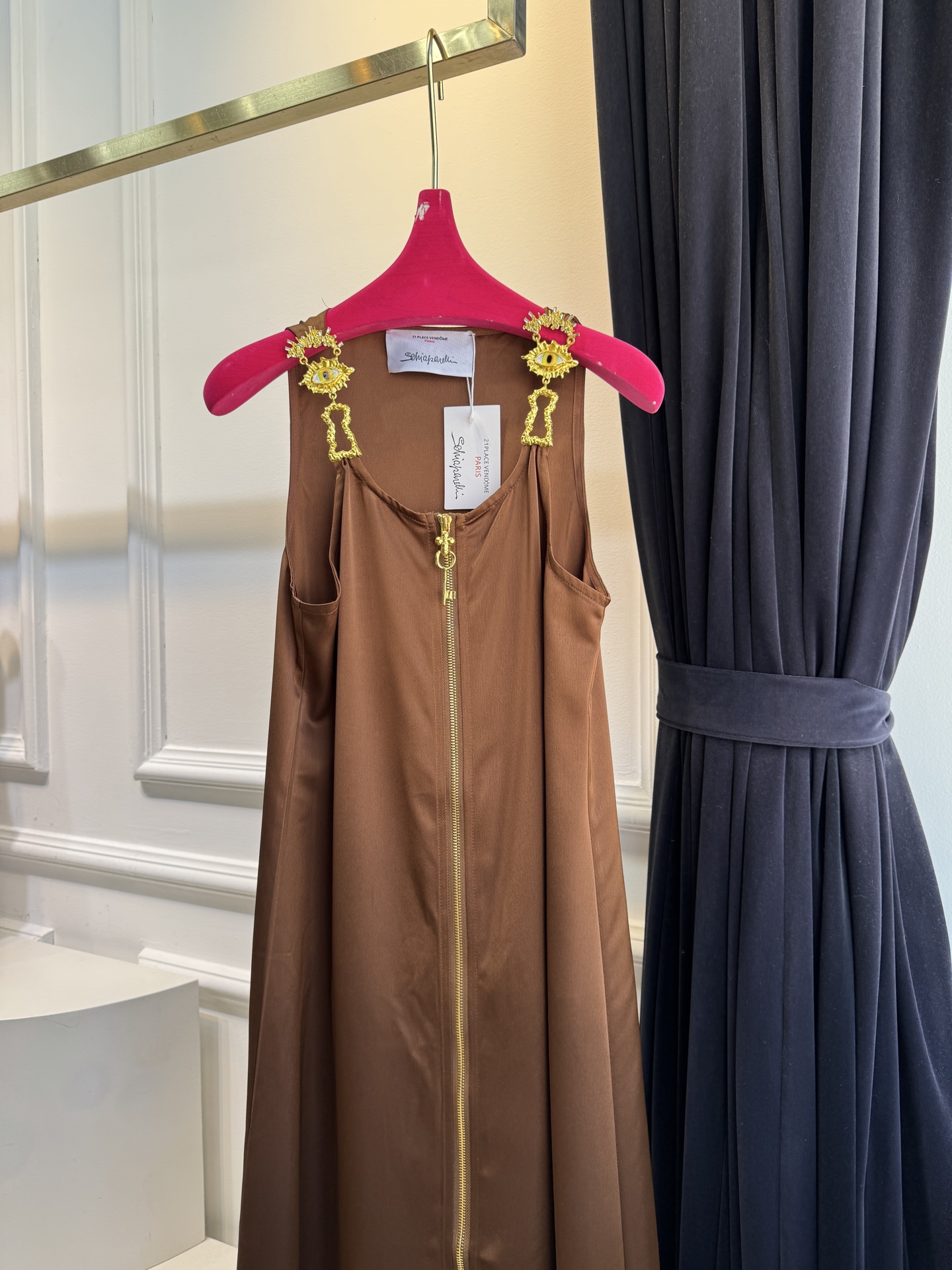 Schiaparelli（夏帕瑞丽）拉链连衣裙选用纯色哑光质感面料，视觉上明艳且高级，垂坠感良好，能勾勒