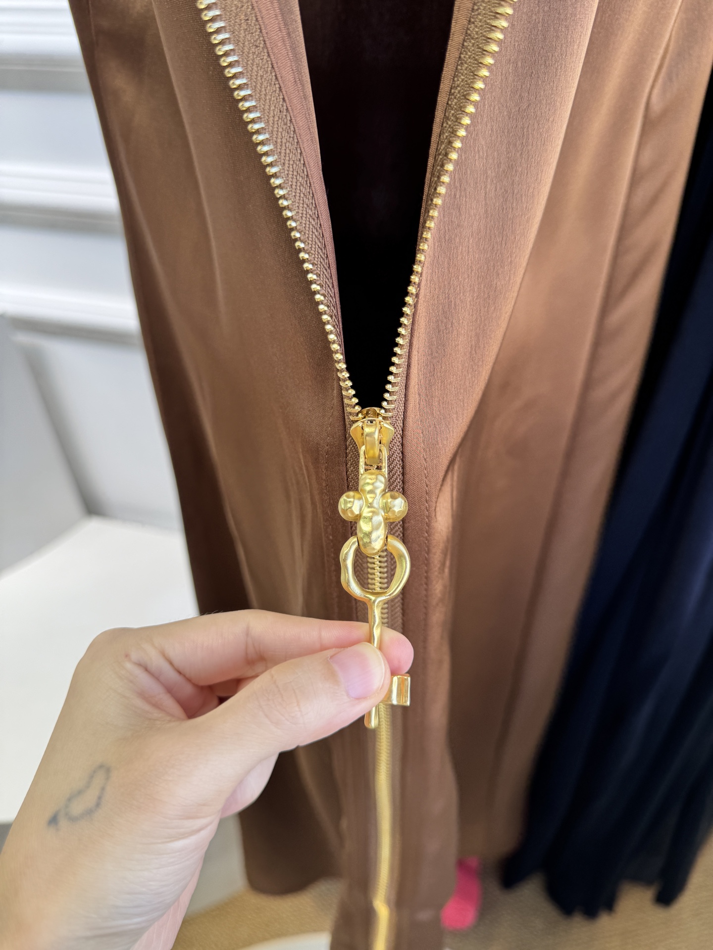 Schiaparelli（夏帕瑞丽）拉链连衣裙选用纯色哑光质感面料，视觉上明艳且高级，垂坠感良好，能勾勒