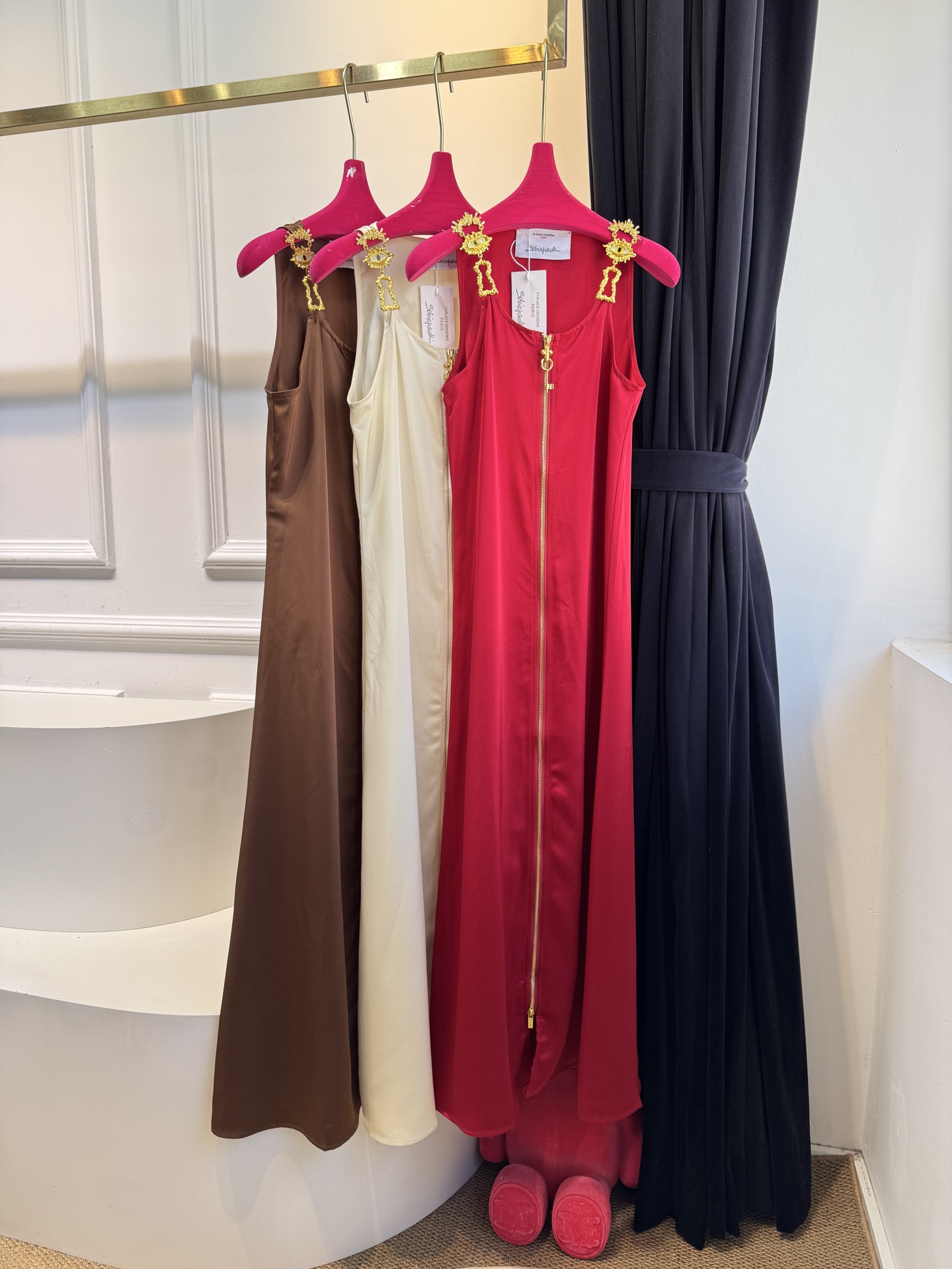 Schiaparelli（夏帕瑞丽）拉链连衣裙选用纯色哑光质感面料，视觉上明艳且高级，垂坠感良好，能勾勒