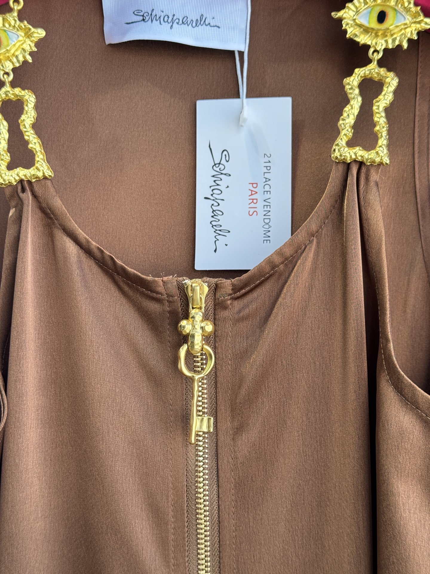 Schiaparelli（夏帕瑞丽）拉链连衣裙选用纯色哑光质感面料，视觉上明艳且高级，垂坠感良好，能勾勒