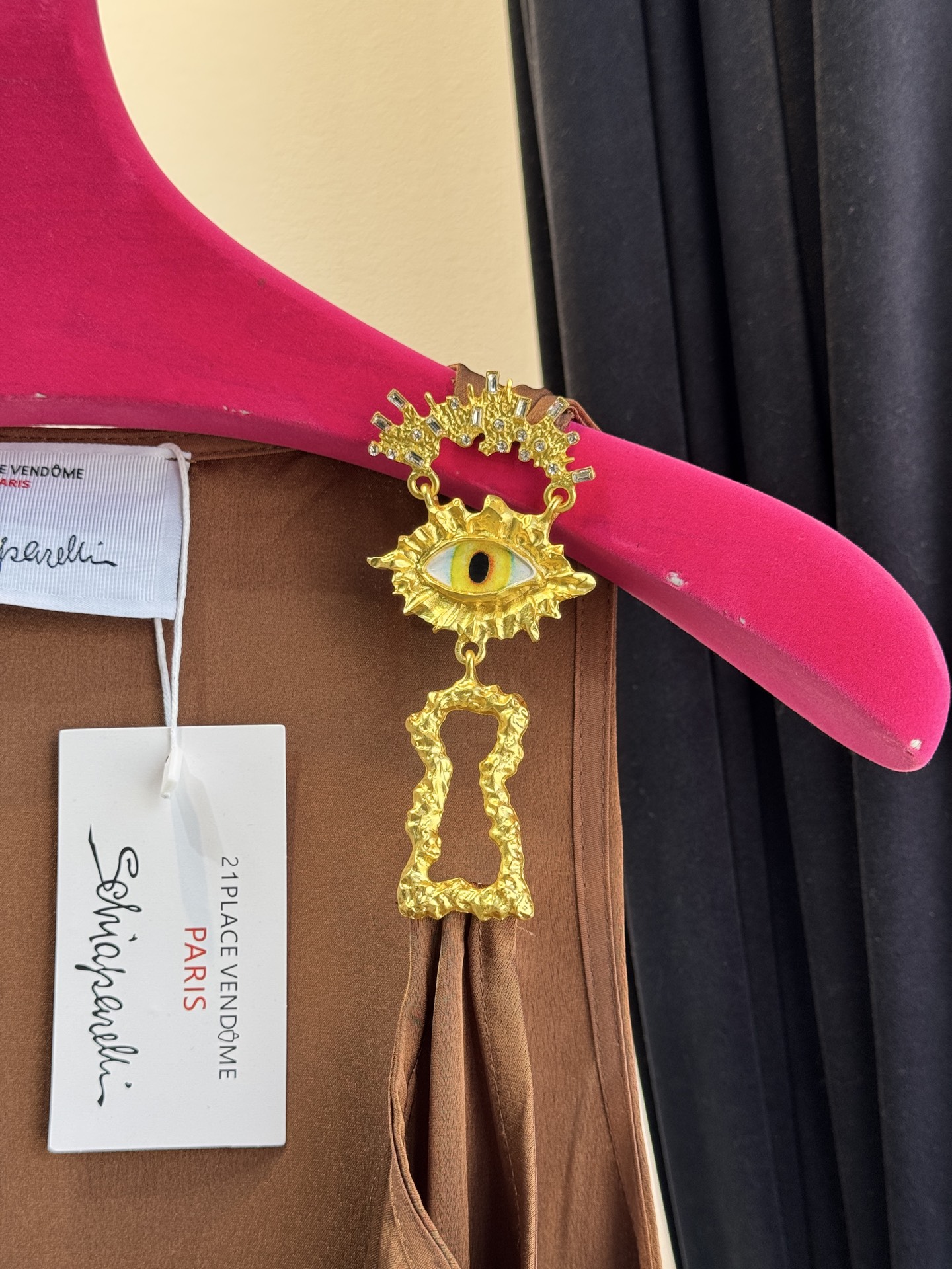 Schiaparelli（夏帕瑞丽）拉链连衣裙选用纯色哑光质感面料，视觉上明艳且高级，垂坠感良好，能勾勒