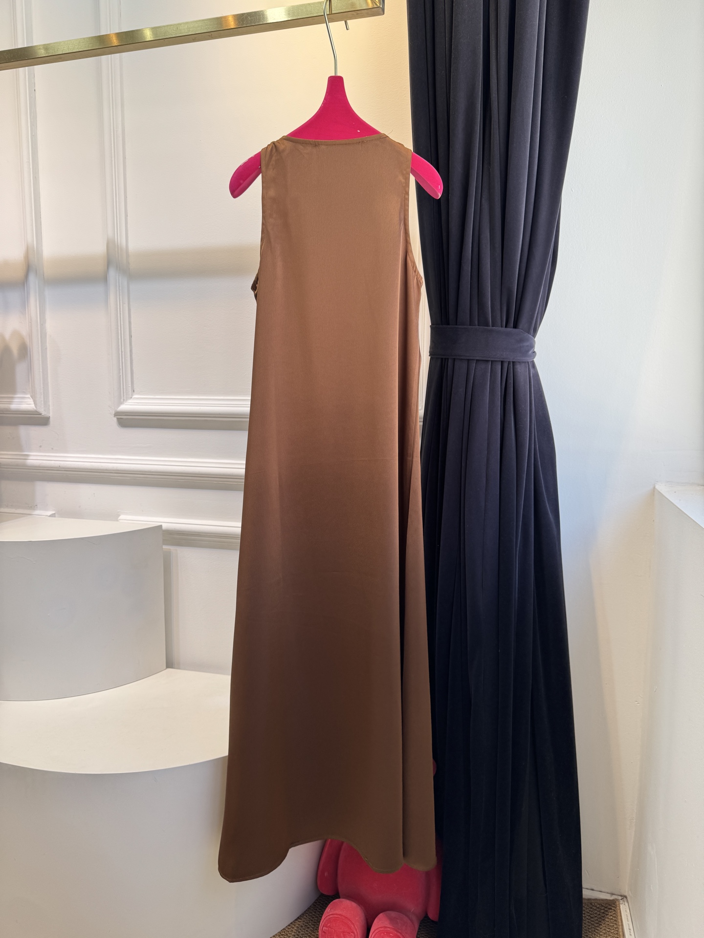 Schiaparelli（夏帕瑞丽）拉链连衣裙选用纯色哑光质感面料，视觉上明艳且高级，垂坠感良好，能勾勒