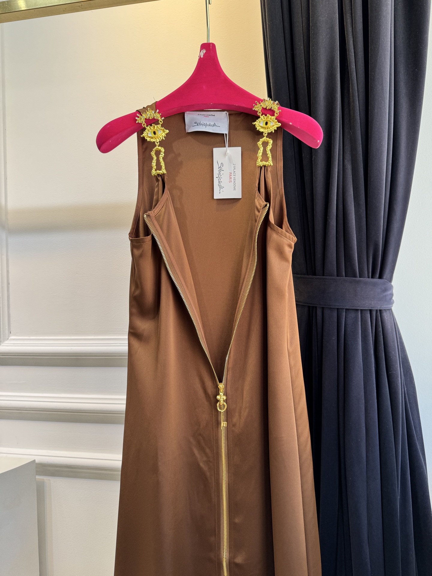 Schiaparelli（夏帕瑞丽）拉链连衣裙选用纯色哑光质感面料，视觉上明艳且高级，垂坠感良好，能勾勒