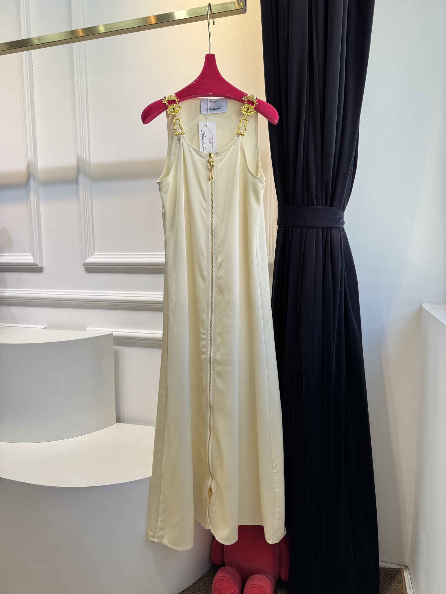 Schiaparelli（夏帕瑞丽）拉链连衣裙选用纯色哑光质感面料，视觉上明艳且高级，垂坠感良好，能勾勒