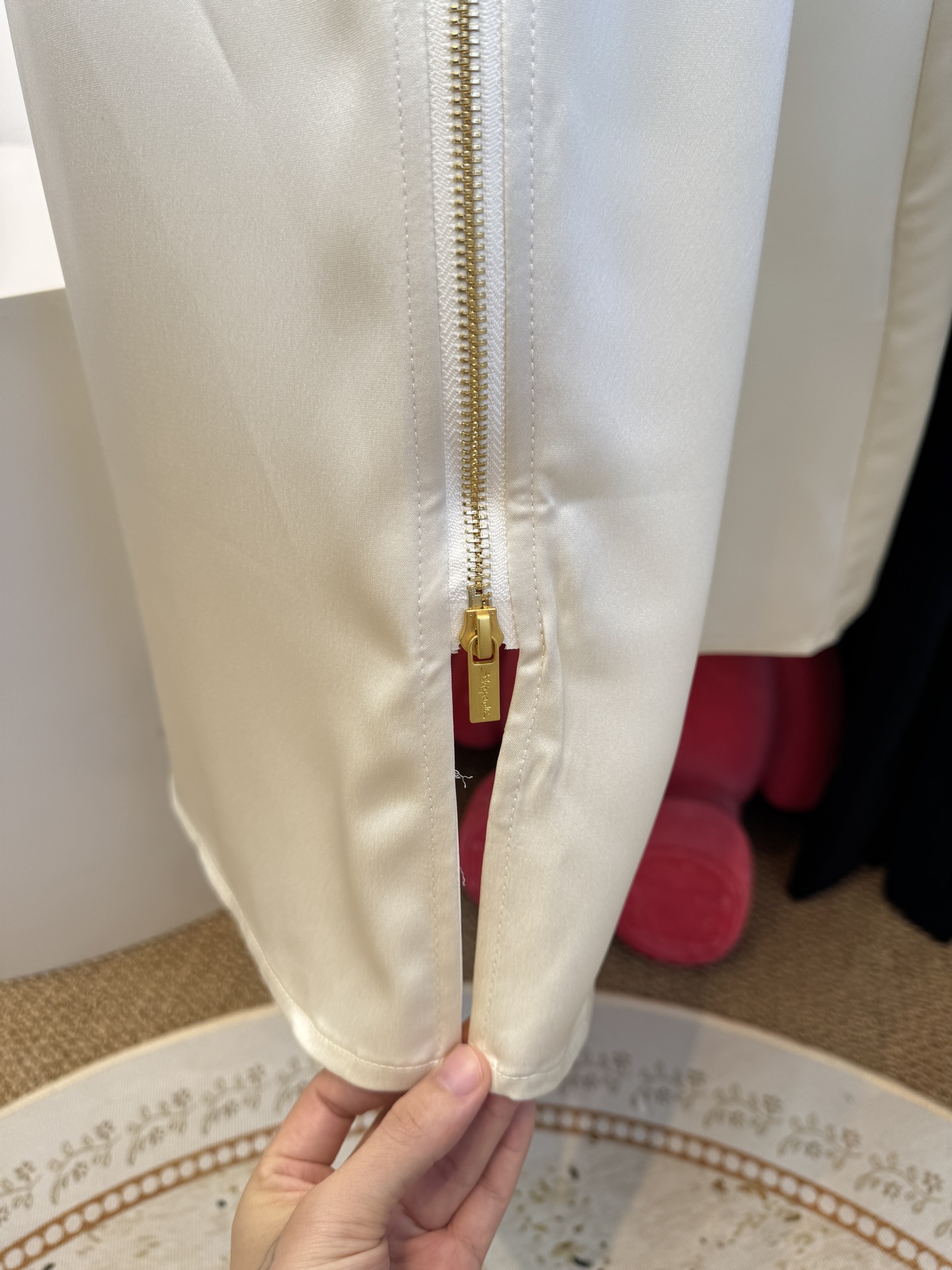 Schiaparelli（夏帕瑞丽）拉链连衣裙选用纯色哑光质感面料，视觉上明艳且高级，垂坠感良好，能勾勒