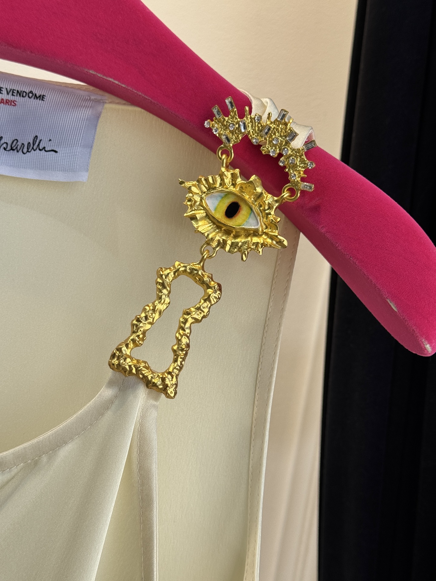 Schiaparelli（夏帕瑞丽）拉链连衣裙选用纯色哑光质感面料，视觉上明艳且高级，垂坠感良好，能勾勒