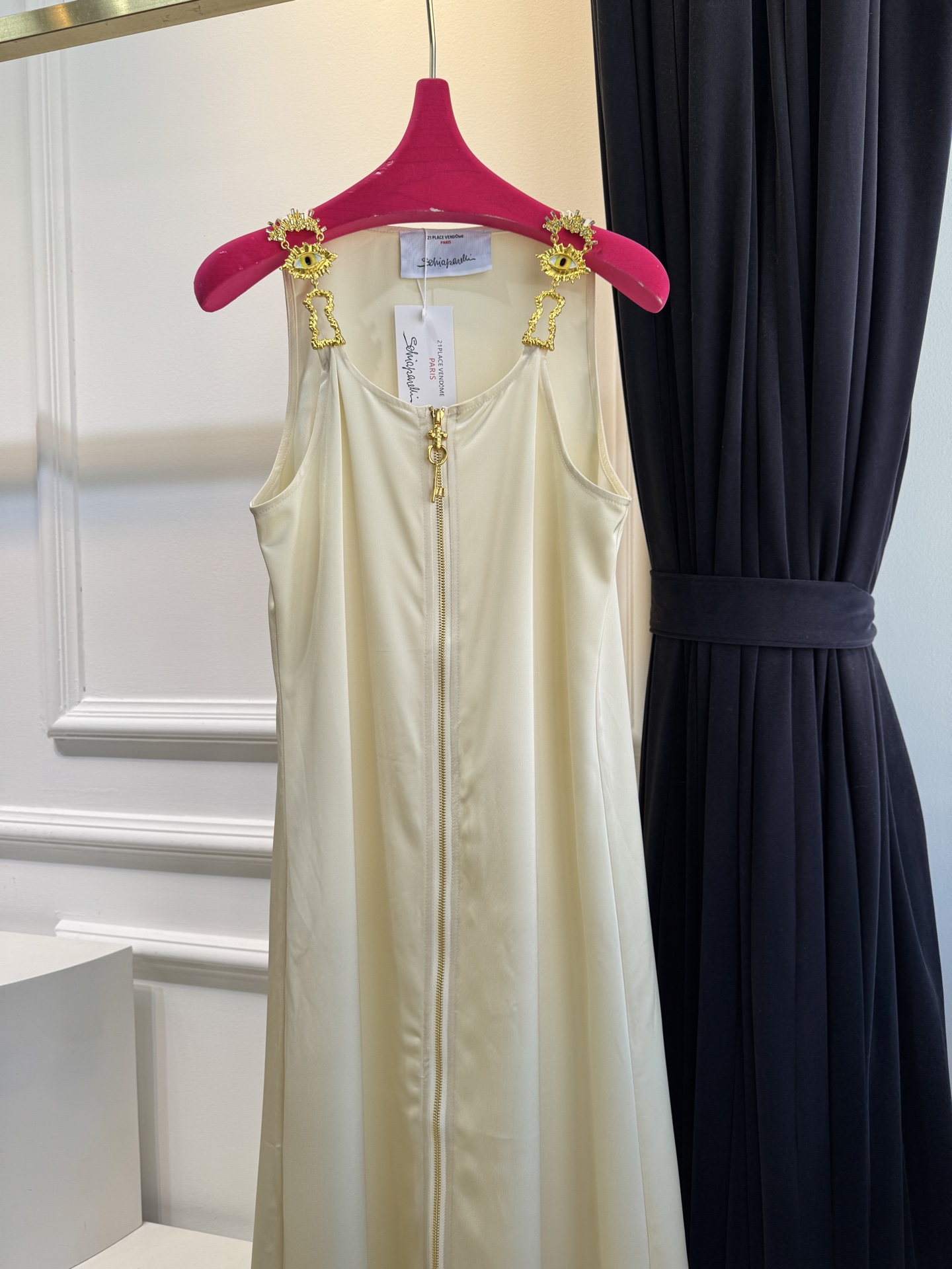 Schiaparelli（夏帕瑞丽）拉链连衣裙选用纯色哑光质感面料，视觉上明艳且高级，垂坠感良好，能勾勒