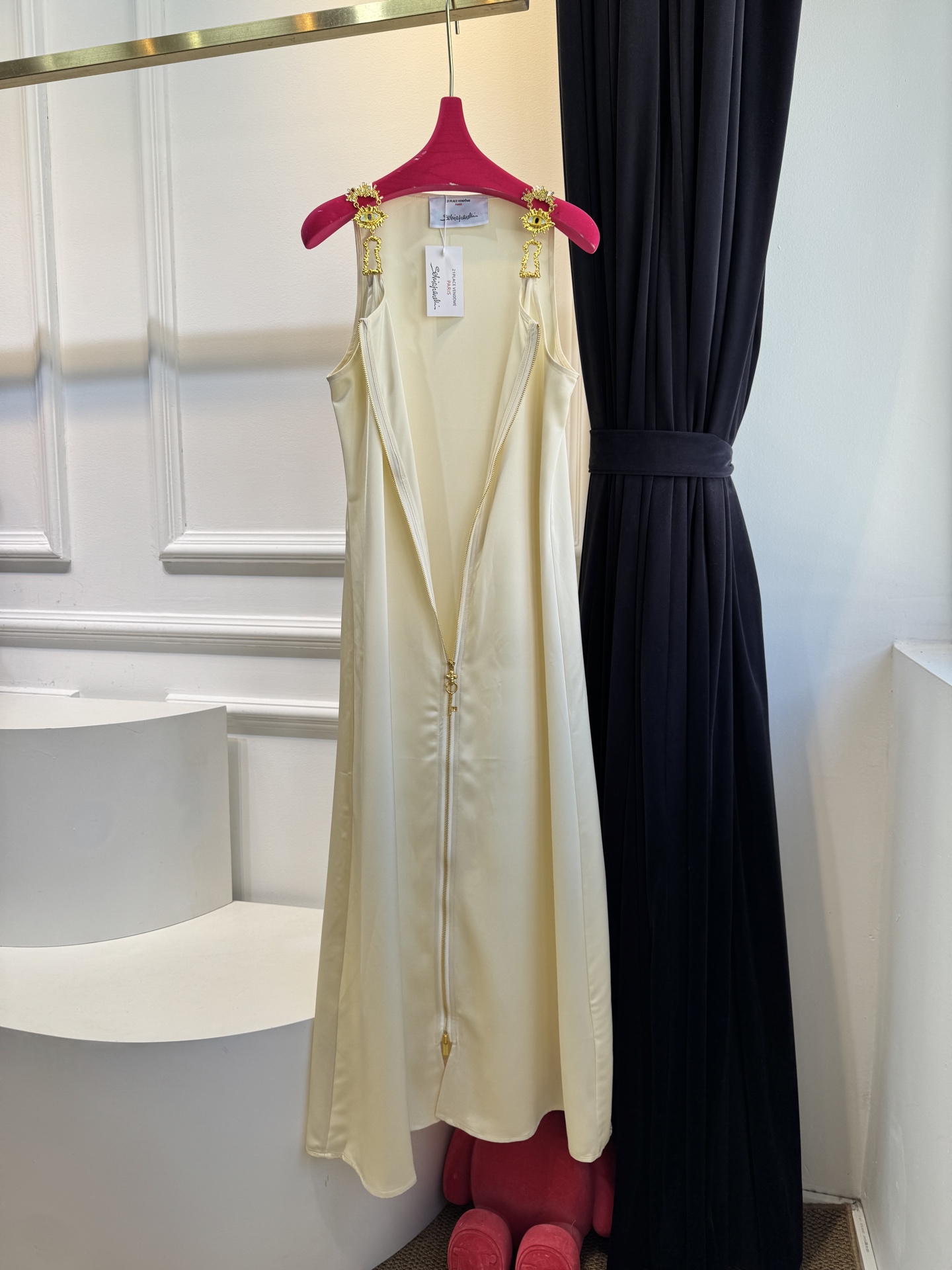 Schiaparelli（夏帕瑞丽）拉链连衣裙选用纯色哑光质感面料，视觉上明艳且高级，垂坠感良好，能勾勒