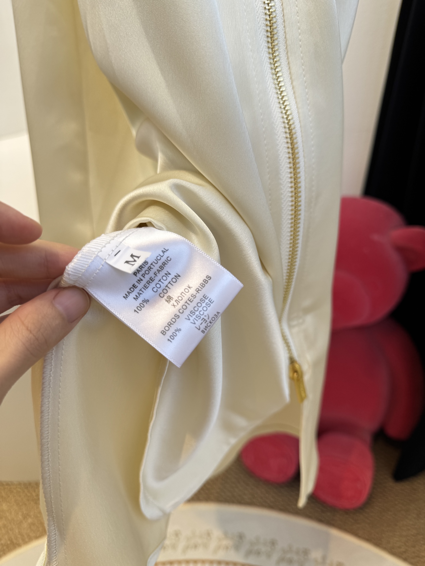 Schiaparelli（夏帕瑞丽）拉链连衣裙选用纯色哑光质感面料，视觉上明艳且高级，垂坠感良好，能勾勒